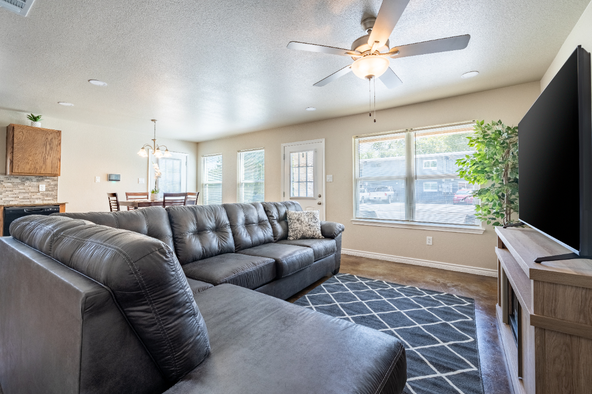 Bright and Inviting 3-Bedroom Apartment with All the Essentials and Outdoor Spaces - Photo 4