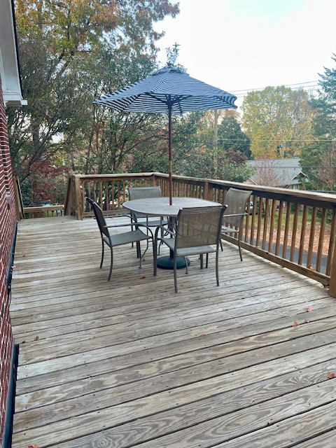 Unit B -- 2 BR/1 BA Large Deck Fenced Yard