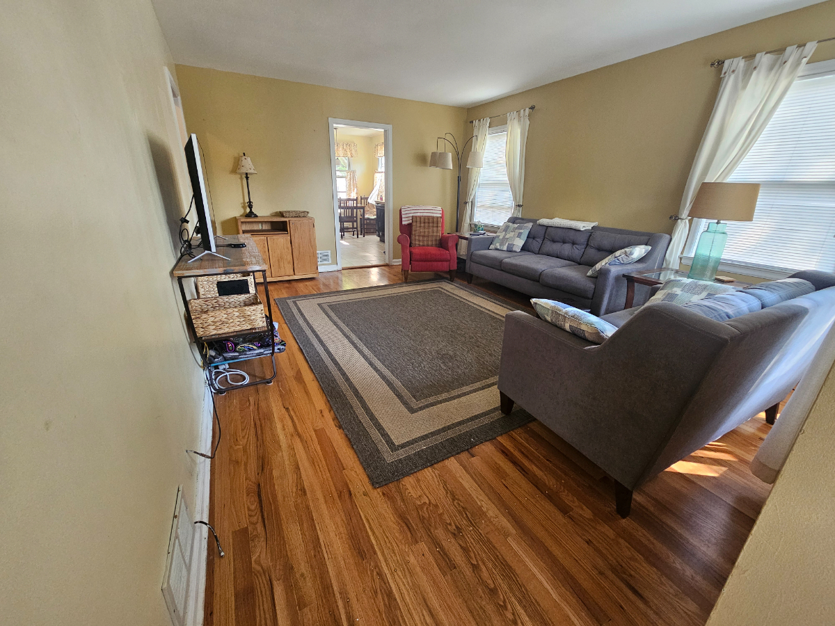 Charming Furnished 3-Bedroom Home, Quiet Neighborhood Near Pershing Blvd - Photo 6