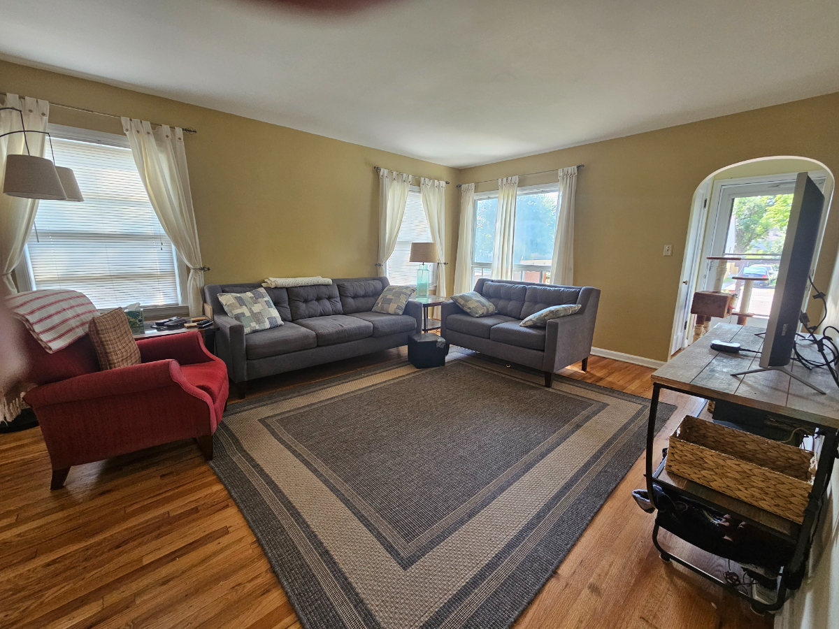 Charming Furnished 3-Bedroom Home, Quiet Neighborhood Near Pershing Blvd - Photo 8