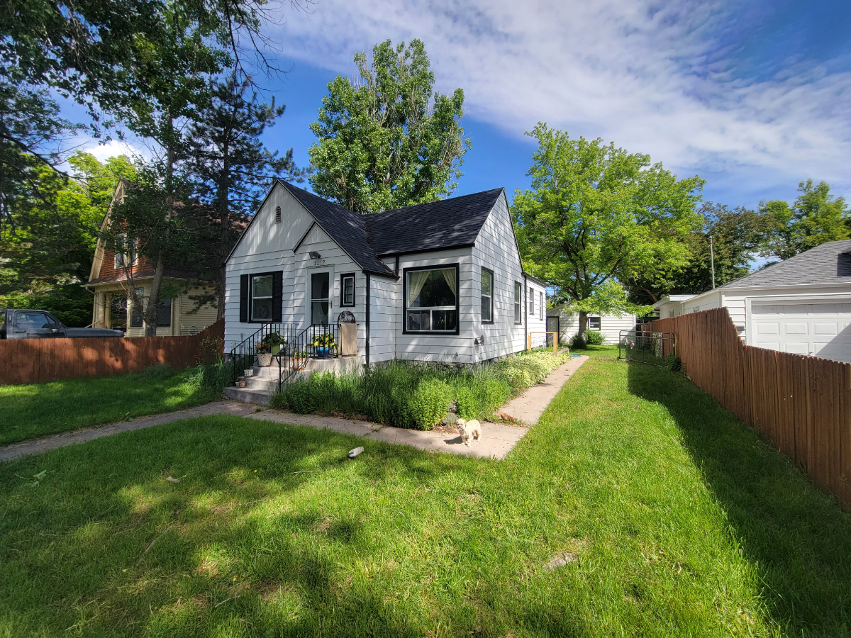 Charming Furnished 3-Bedroom Home, Quiet Neighborhood Near Pershing Blvd - Photo 1