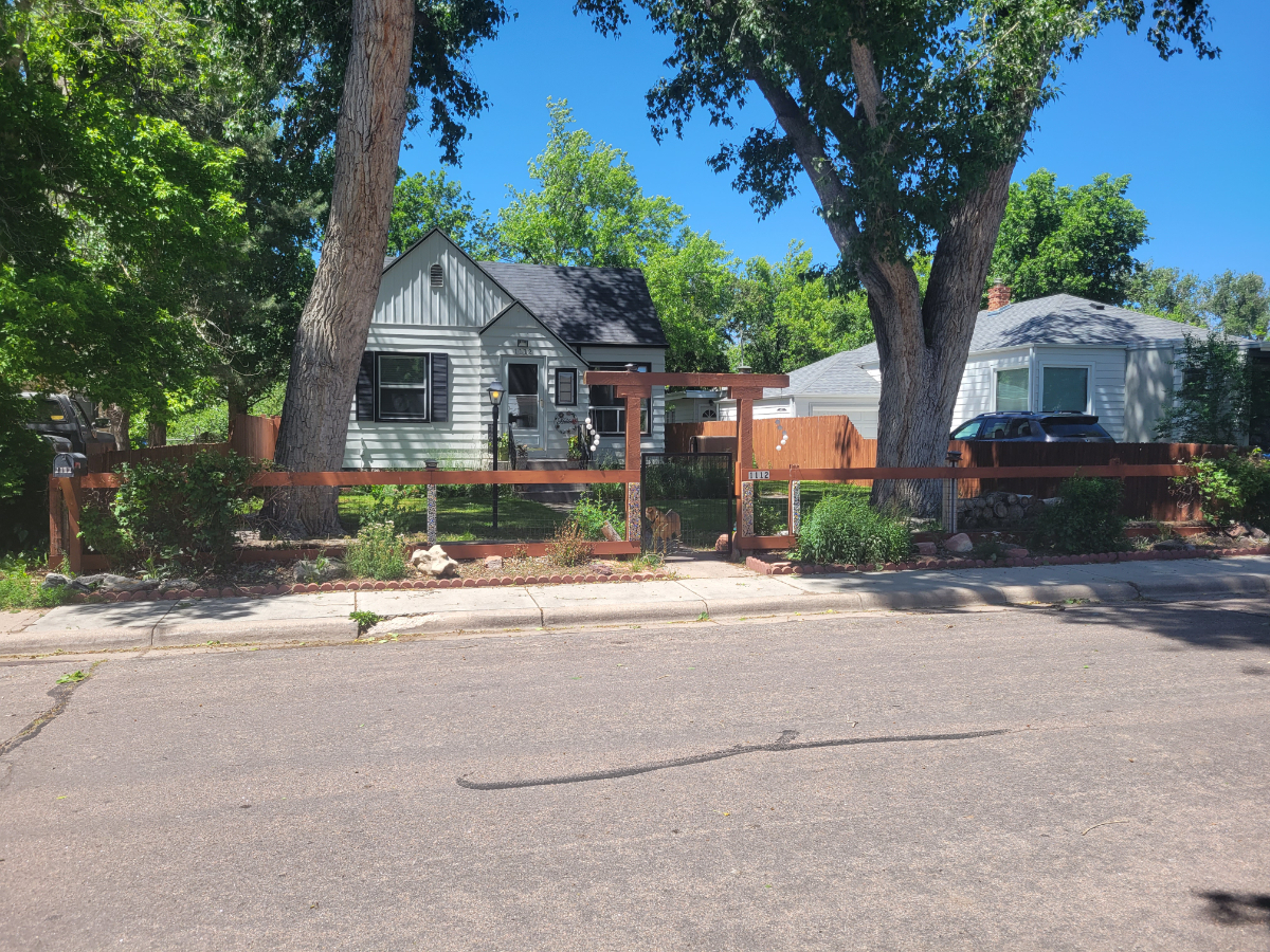 Charming Furnished 3-Bedroom Home, Quiet Neighborhood Near Pershing Blvd - Photo 2