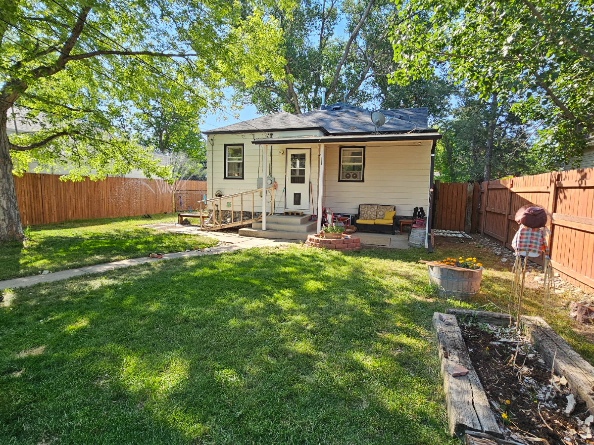 Charming Furnished 3-Bedroom Home, Quiet Neighborhood Near Pershing Blvd - Photo 3