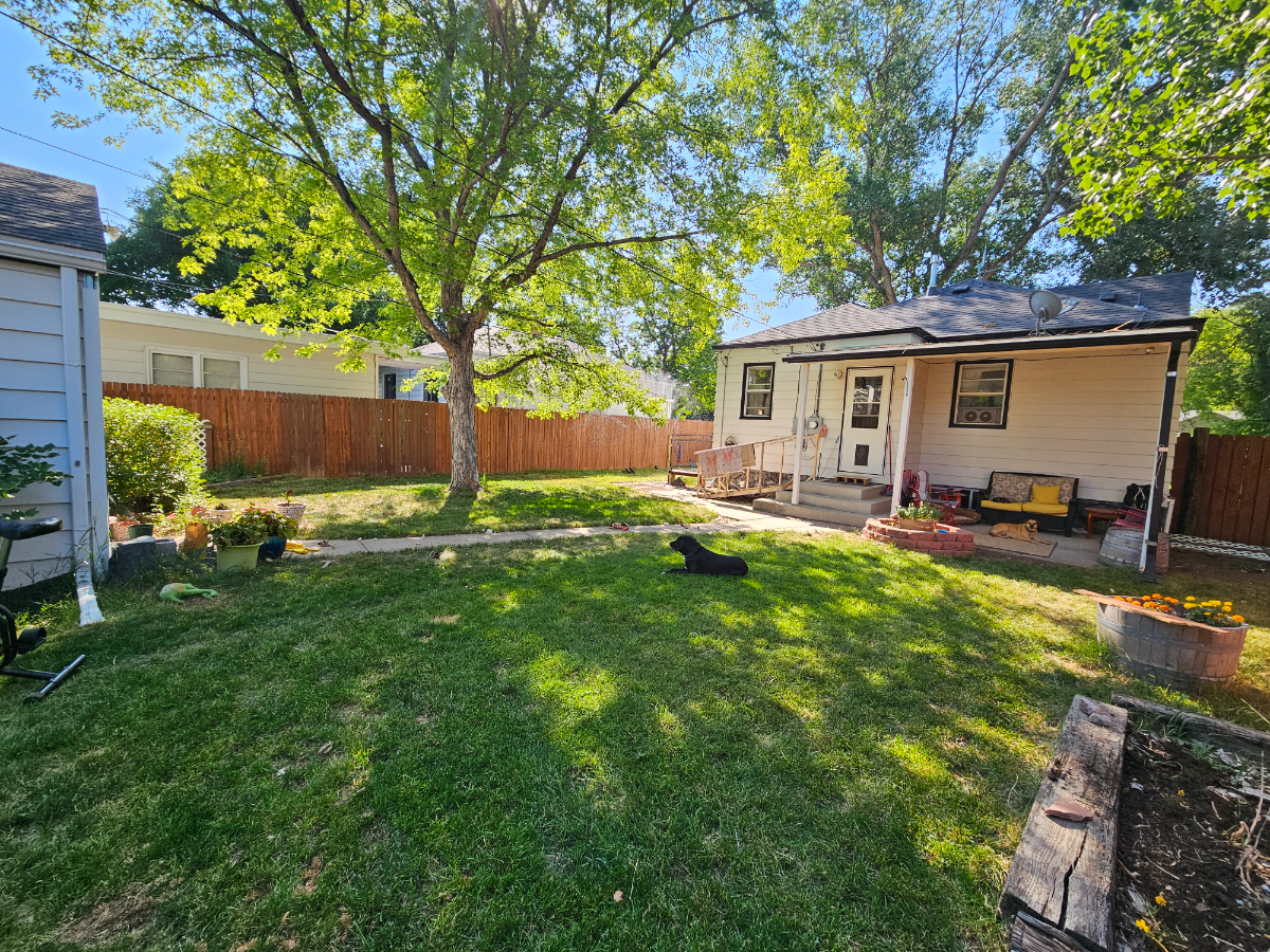 Charming Furnished 3-Bedroom Home, Quiet Neighborhood Near Pershing Blvd - Photo 4