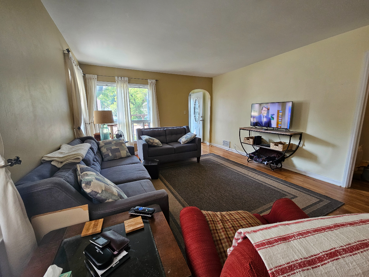 Charming Furnished 3-Bedroom Home, Quiet Neighborhood Near Pershing Blvd - Photo 9