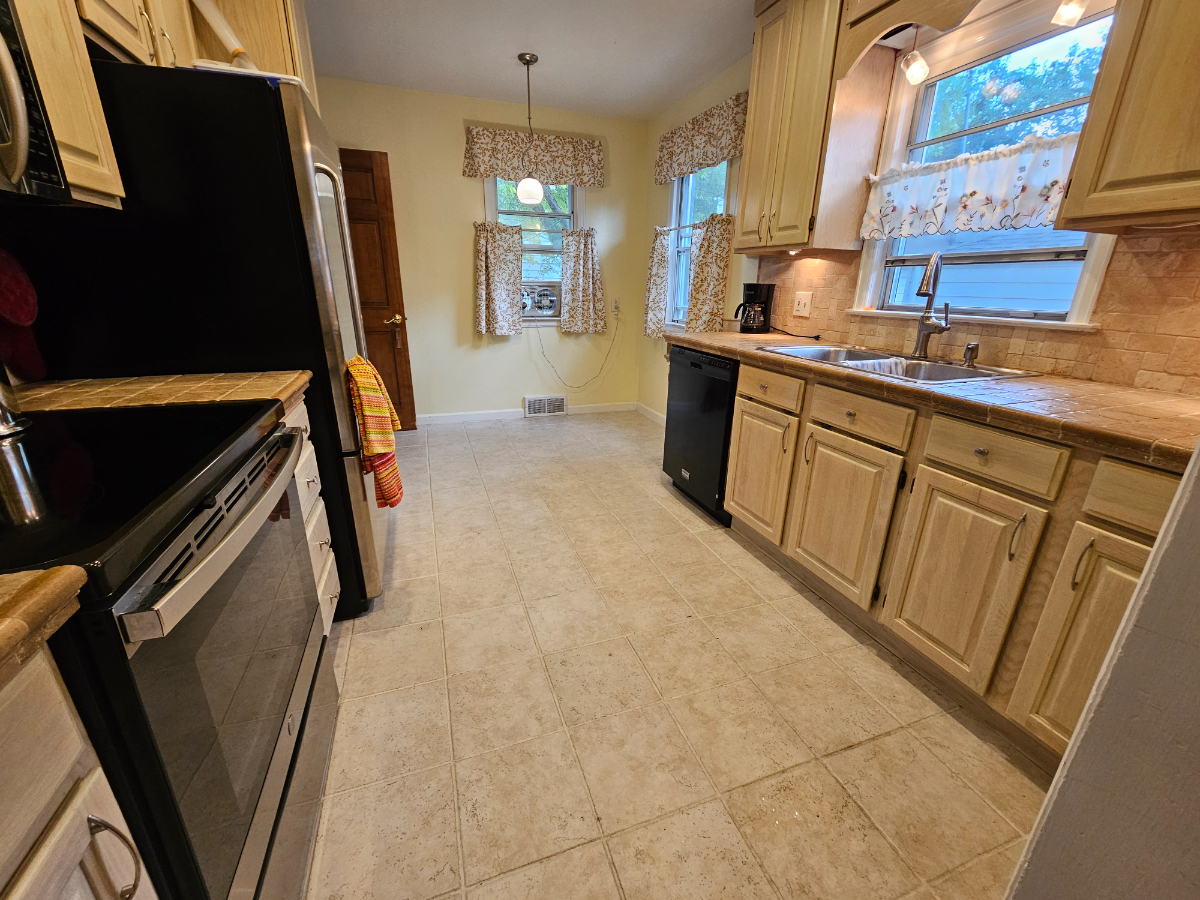 Charming Furnished 3-Bedroom Home, Quiet Neighborhood Near Pershing Blvd - Photo 12