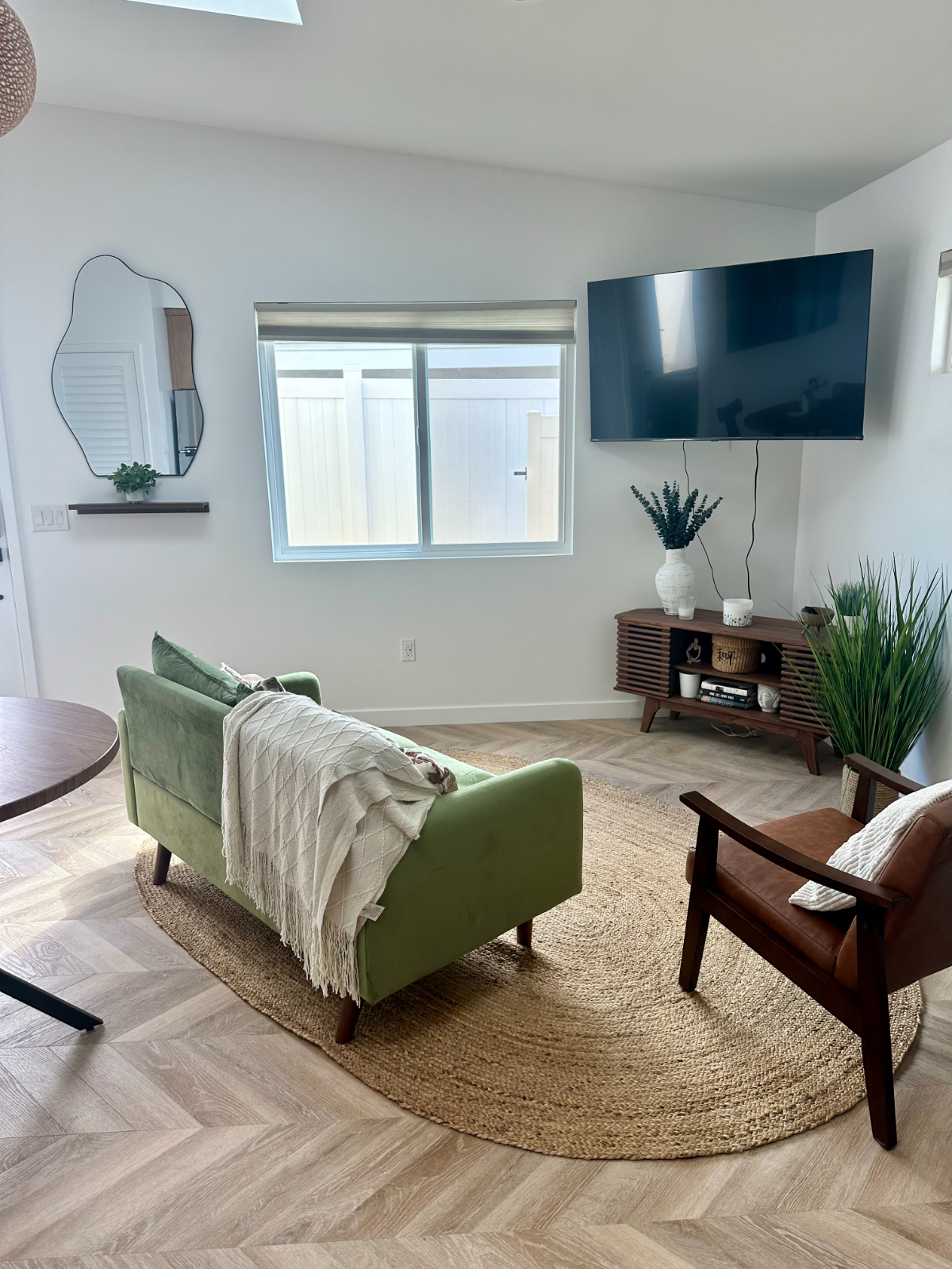 Bright Private ADU - Fully Furnished ,Utilities Included , Remote Worker Friendly - Photo 2