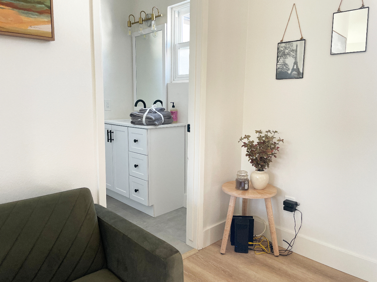 Charming 1-Bed, 1-Bath Guest House - Photo 5