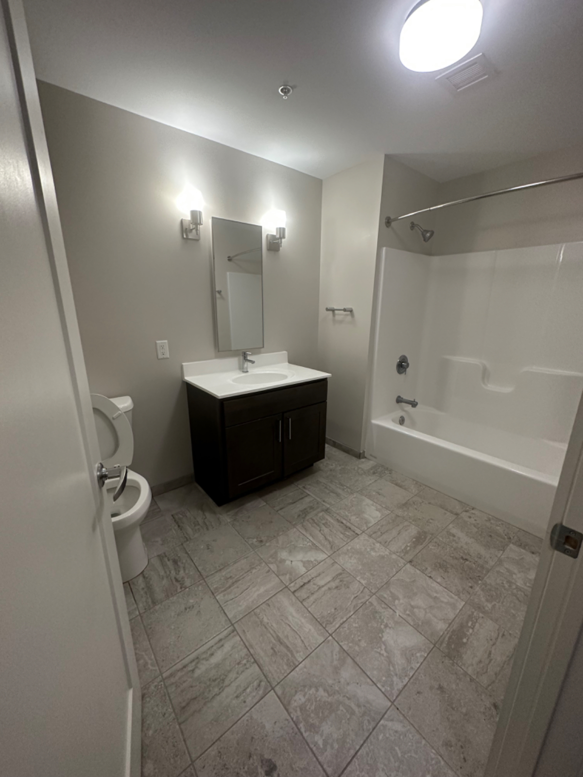 One bedroom - Photo 3