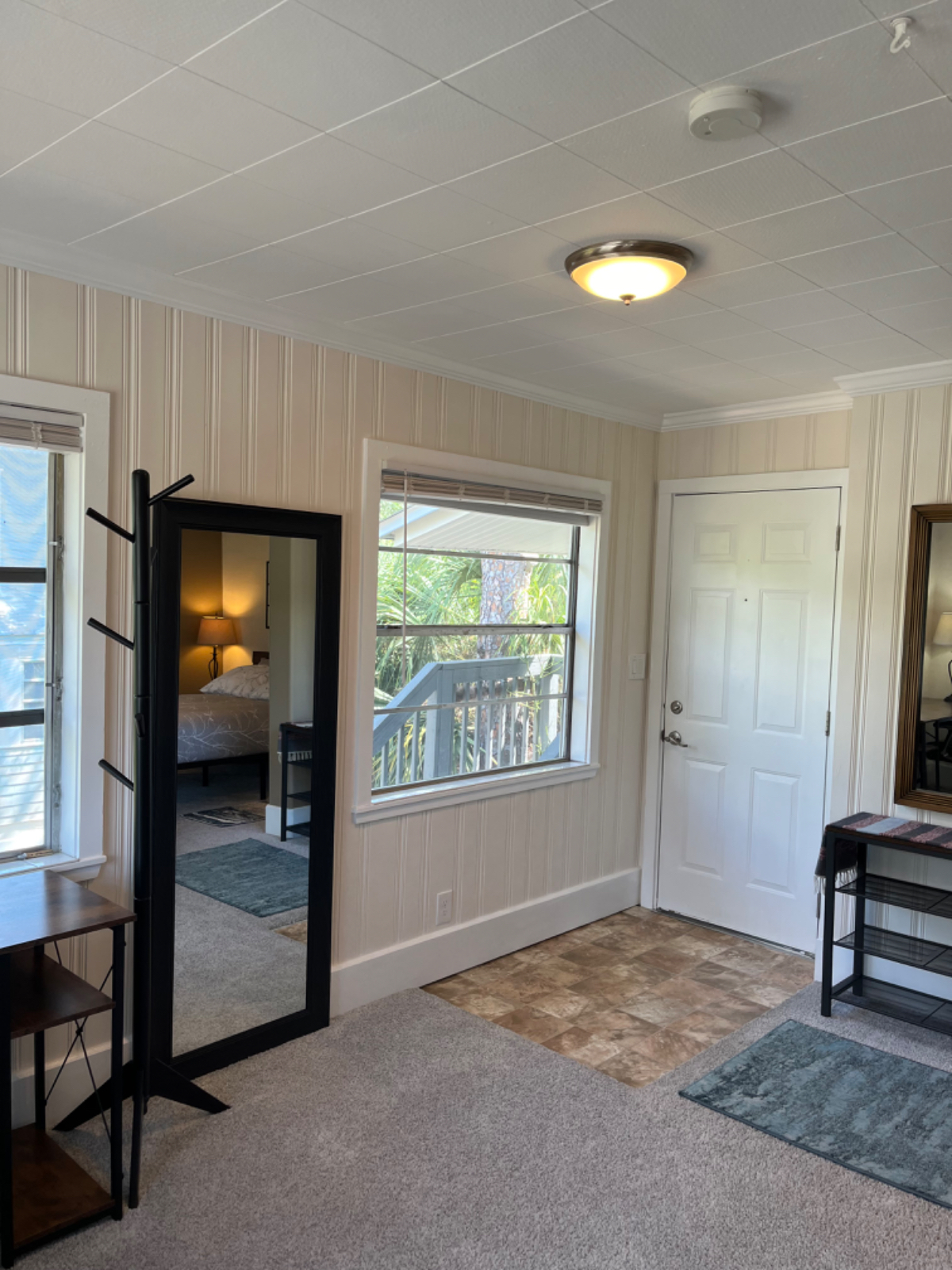 Clean and spacious studio apartment near downtown - Photo 3