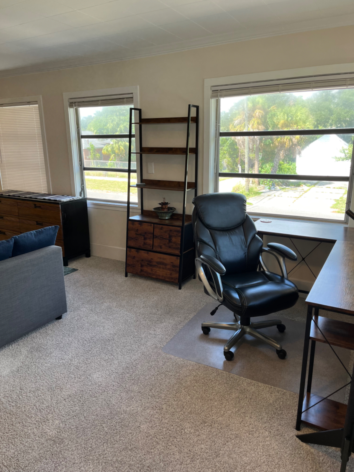 Clean and spacious studio apartment near downtown - Photo 4