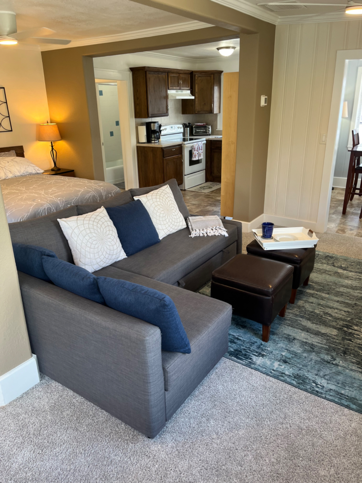 Clean and spacious studio apartment near downtown - Photo 7