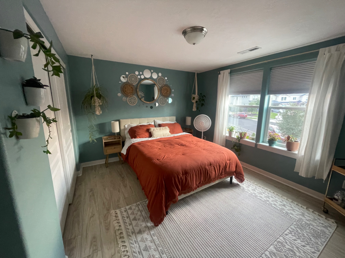 Cozy corner room with sunset views seeking occupant - Photo 1