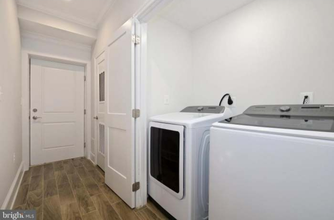 Fully furnished bedroom with shared bathroom in newly built home - Photo 1