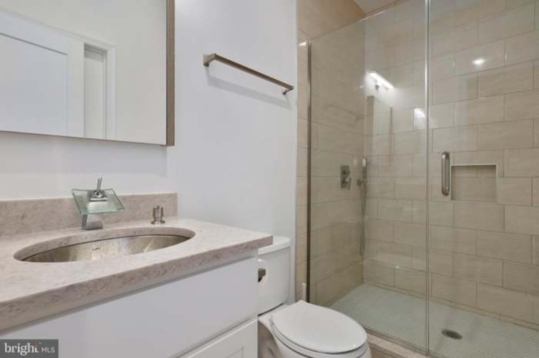 Fully furnished bedroom with shared bathroom in newly built home - Photo 3