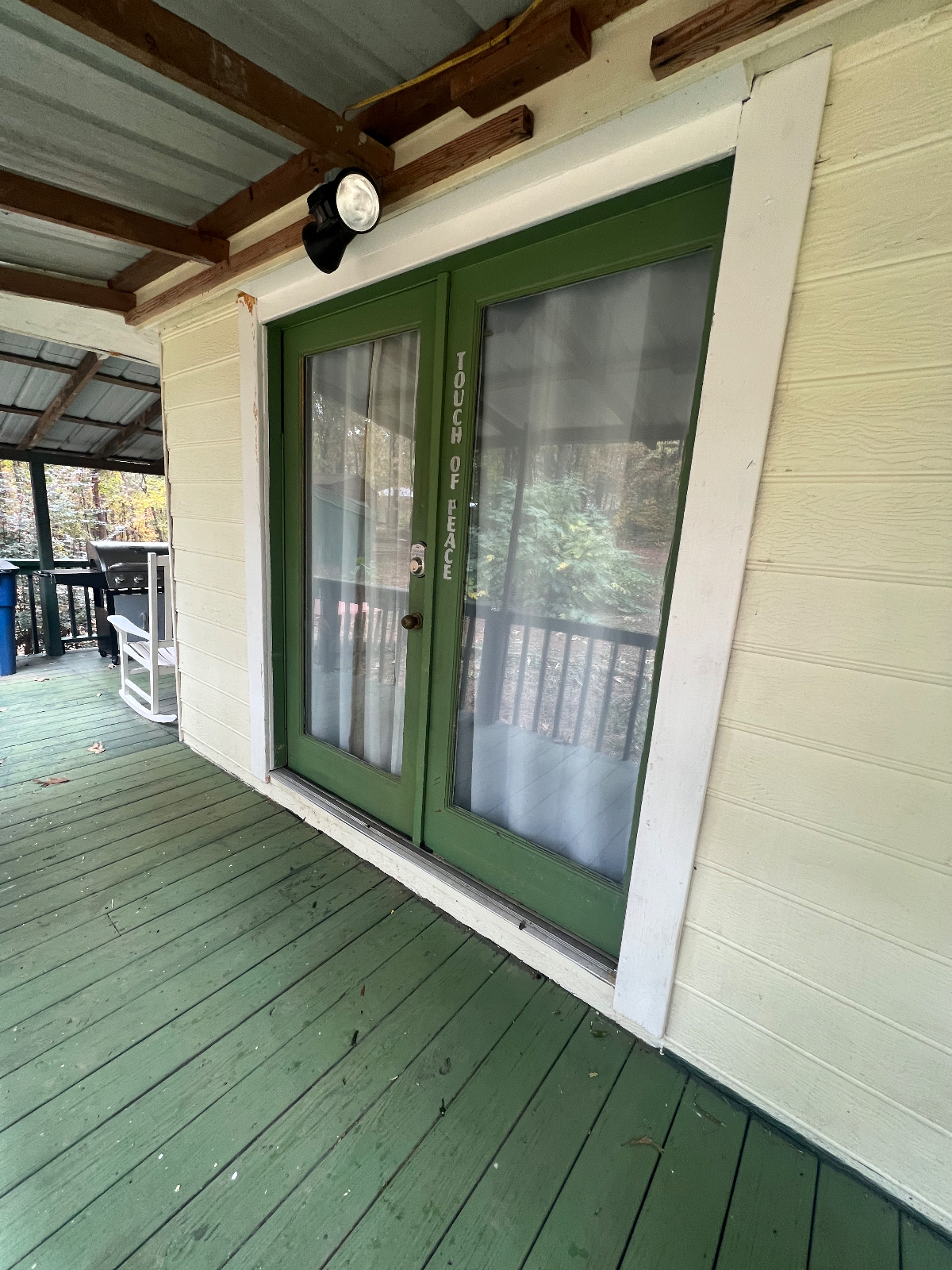 quit room in foothills of marblehill ga . very peaceful , beartiful walk area peace