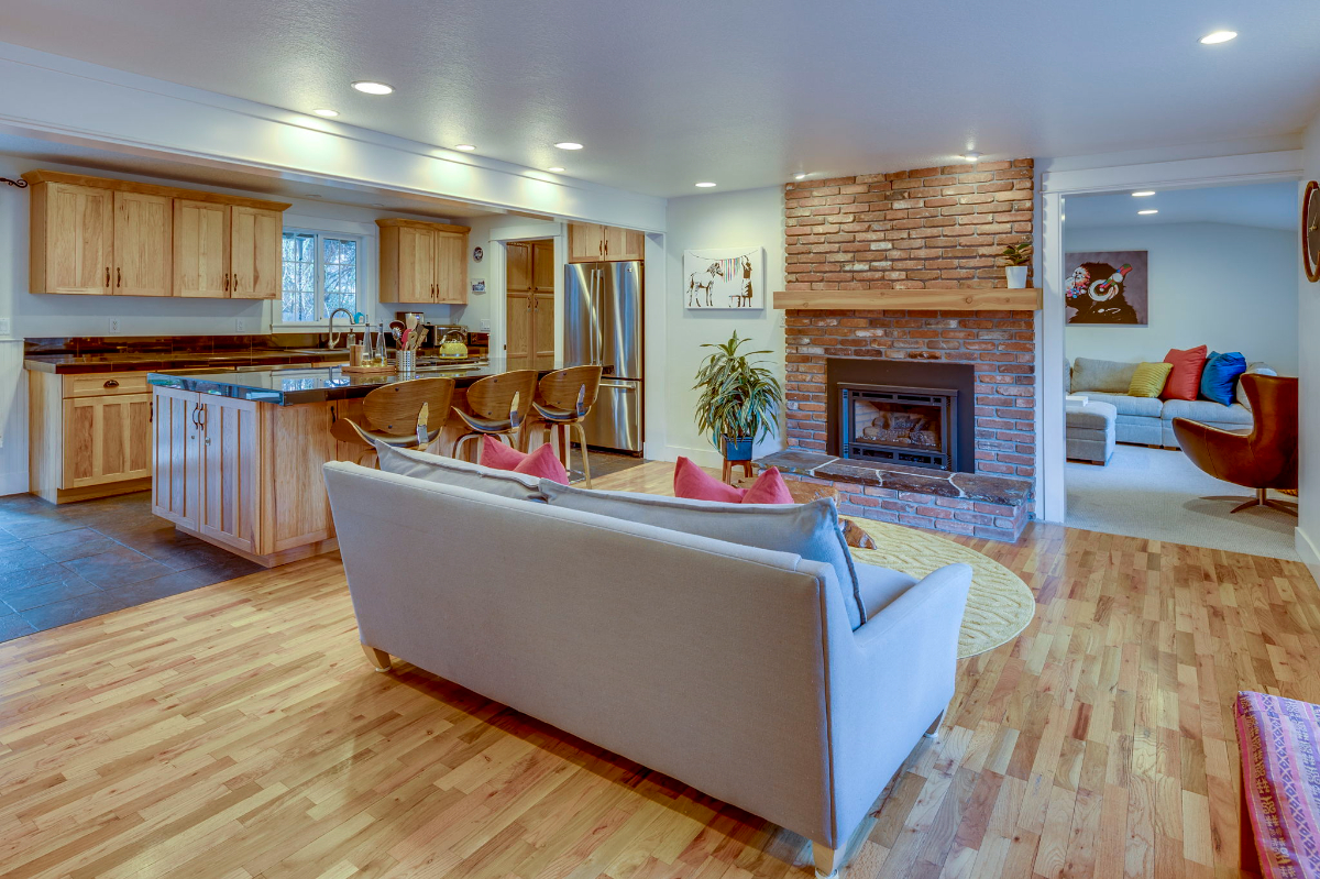 Lovely 4/2 Single Level Located in the Heart of Bend w/Hot Tub & Backyard Office - Photo 1