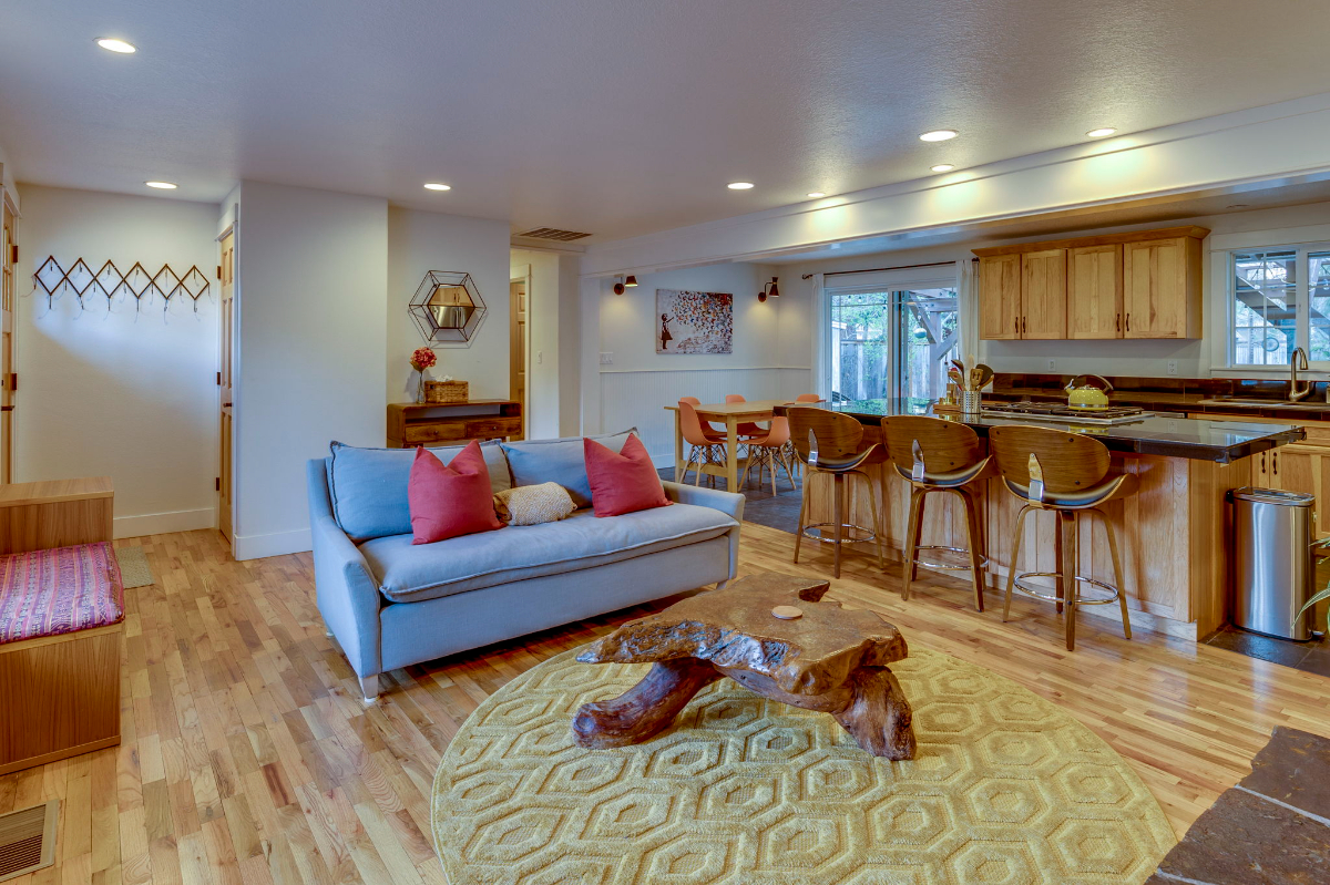 Lovely 4/2 Single Level Located in the Heart of Bend w/Hot Tub & Backyard Office - Photo 2