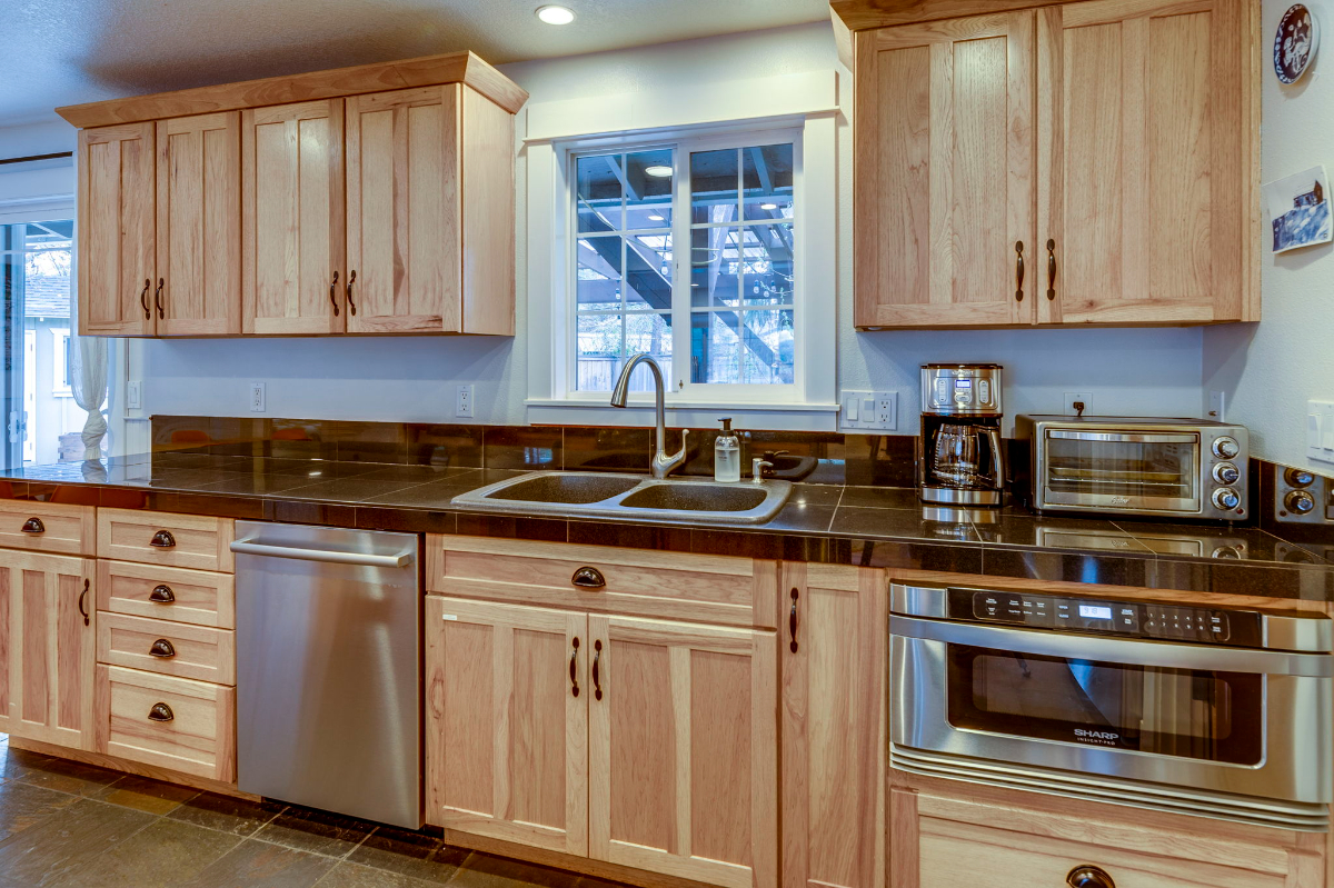 Lovely 4/2 Single Level Located in the Heart of Bend w/Hot Tub & Backyard Office - Photo 3