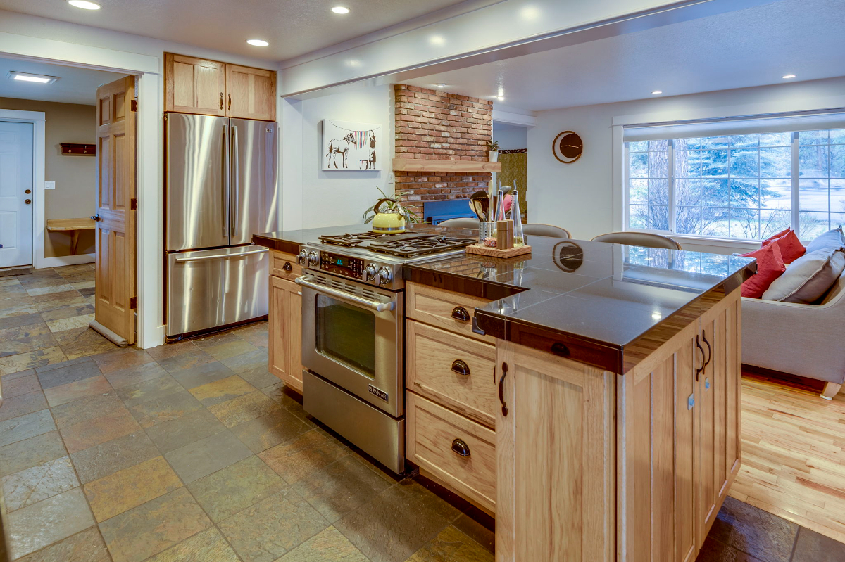 Lovely 4/2 Single Level Located in the Heart of Bend w/Hot Tub & Backyard Office - Photo 4
