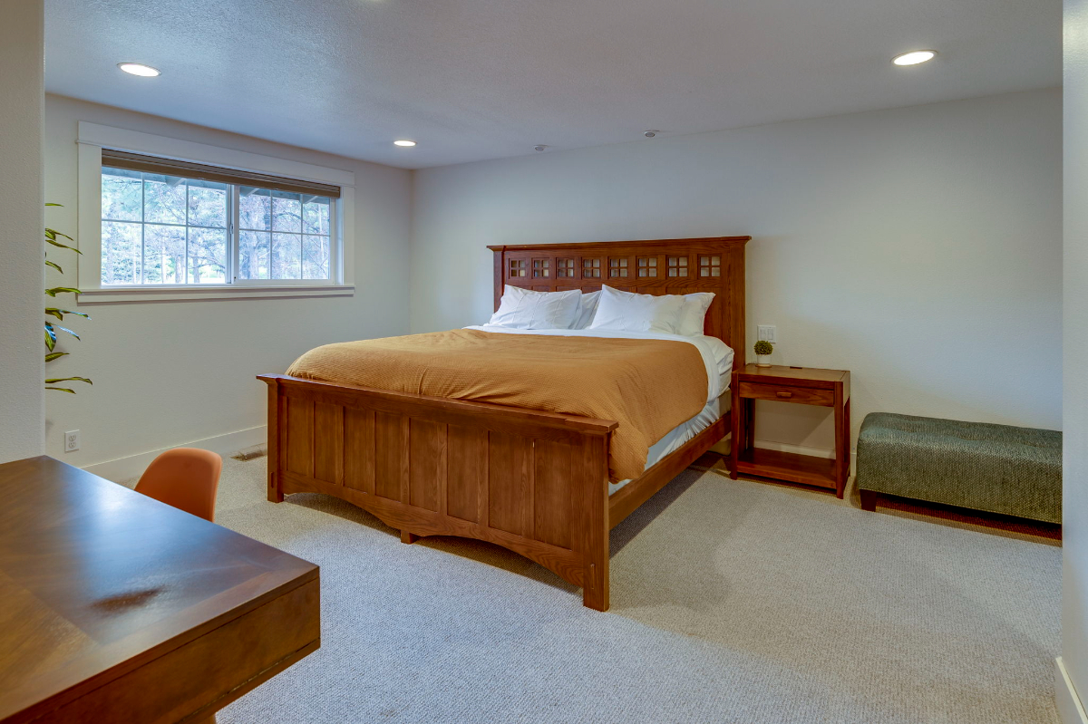 Lovely 4/2 Single Level Located in the Heart of Bend w/Hot Tub & Backyard Office - Photo 6