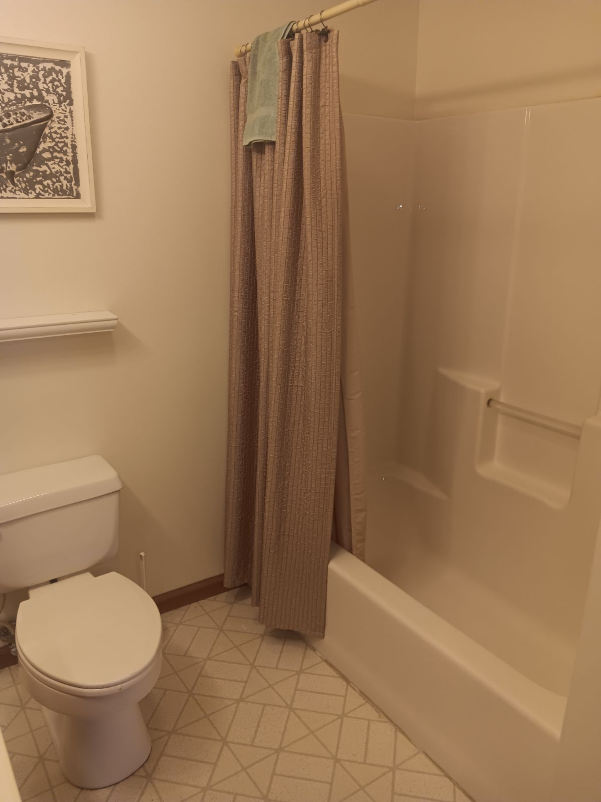 Discover Your Quiet Corner in Hampton - Private Room in a Spacious Home Close to Town - Photo 5