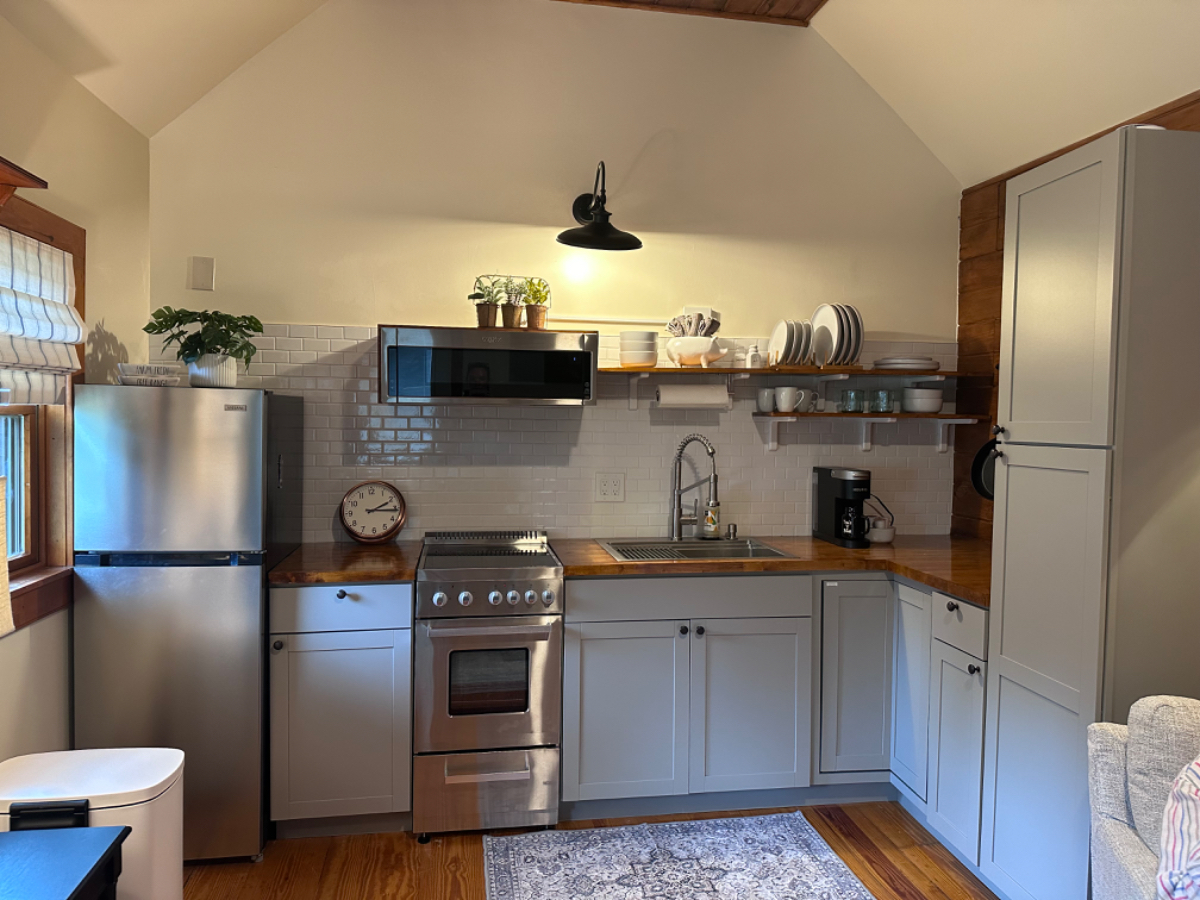 Welcome to Your Enchanting Cottage Retreat - Historic Private Estate with Lush Outdoor Spaces - Photo 3