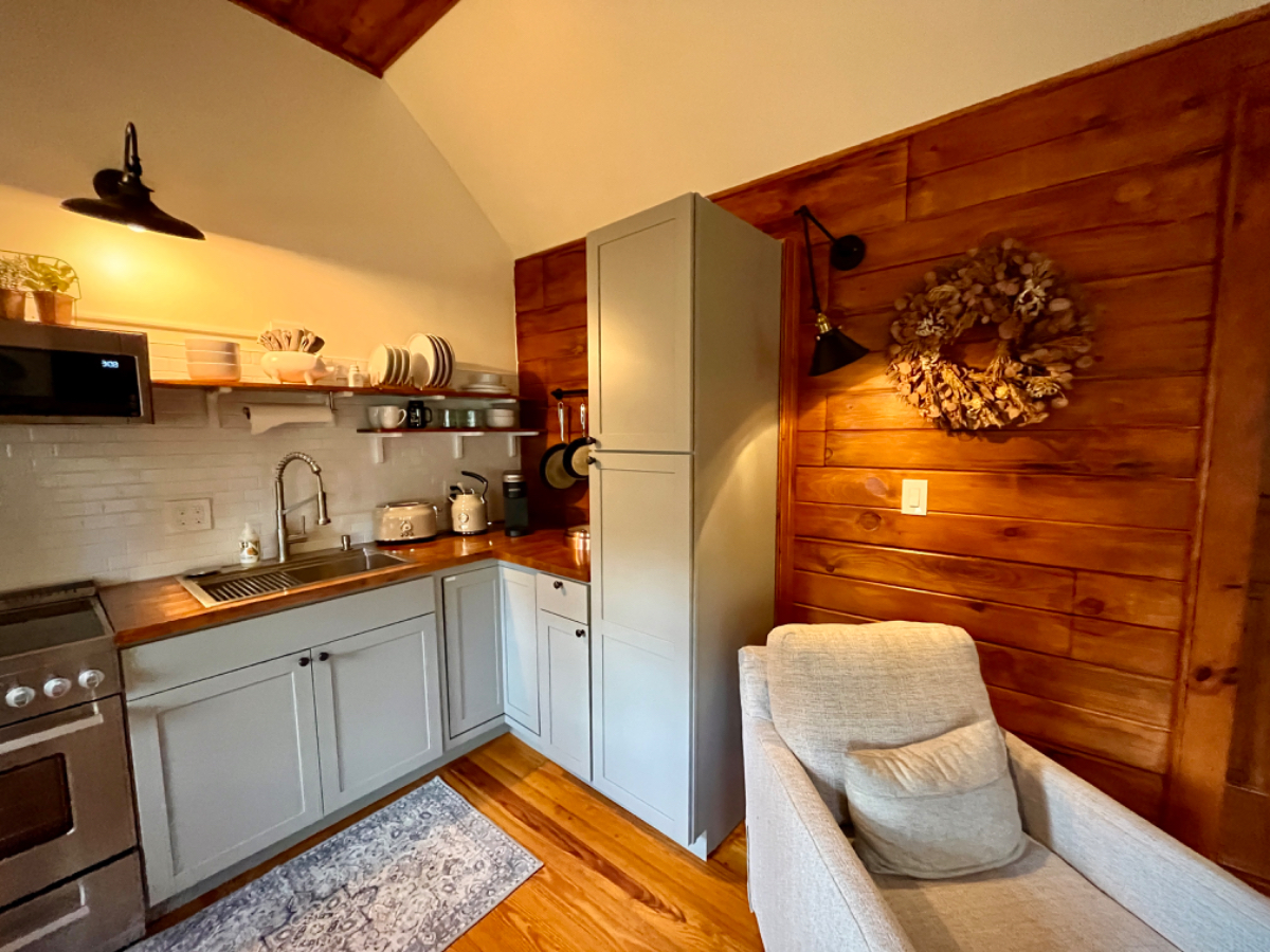Welcome to Your Enchanting Cottage Retreat - Historic Private Estate with Lush Outdoor Spaces - Photo 8