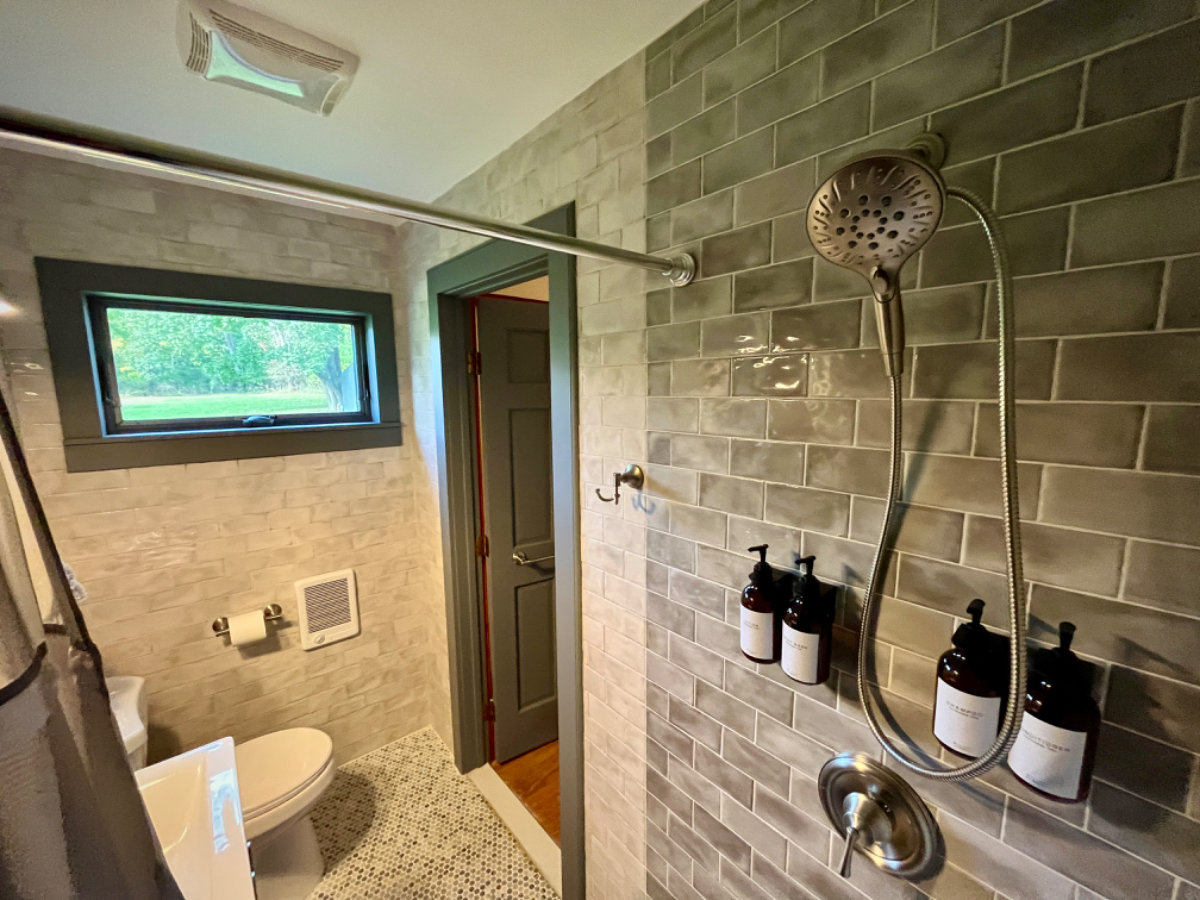Welcome to Your Enchanting Cottage Retreat - Historic Private Estate with Lush Outdoor Spaces - Photo 9