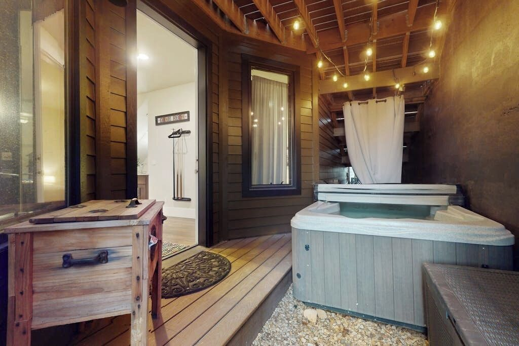 Modernist Mountain View Retreat in Old Mill - Photo 2