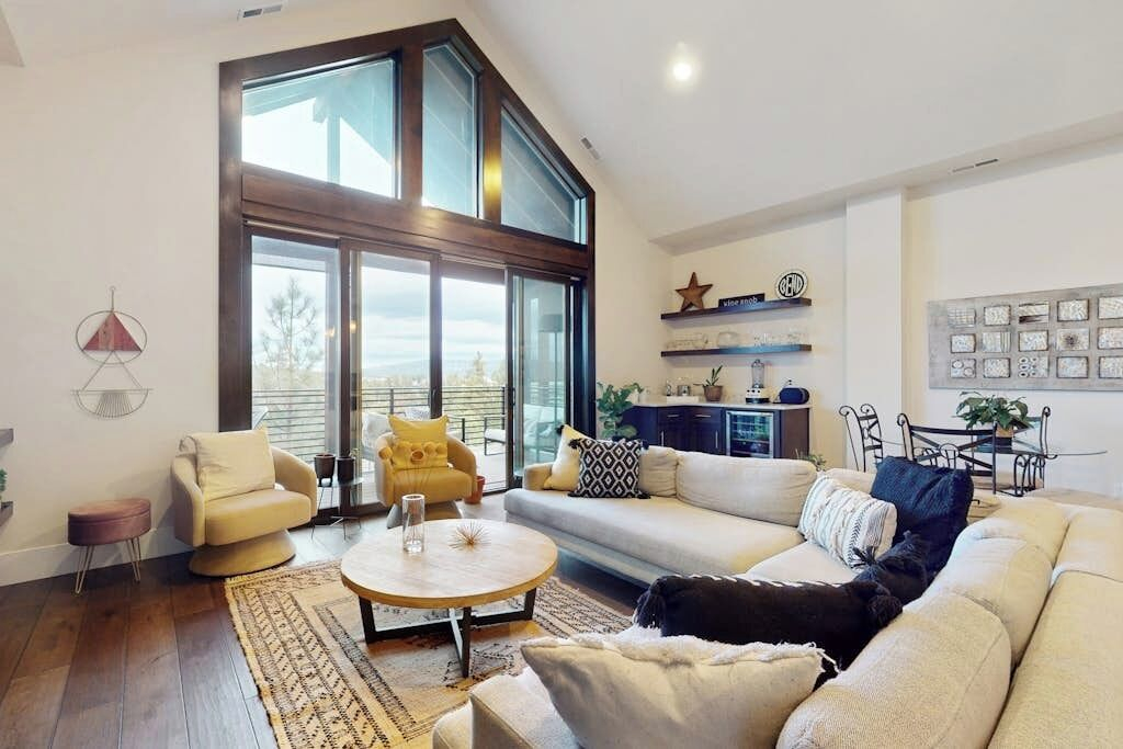 Modernist Mountain View Retreat in Old Mill - Photo 4