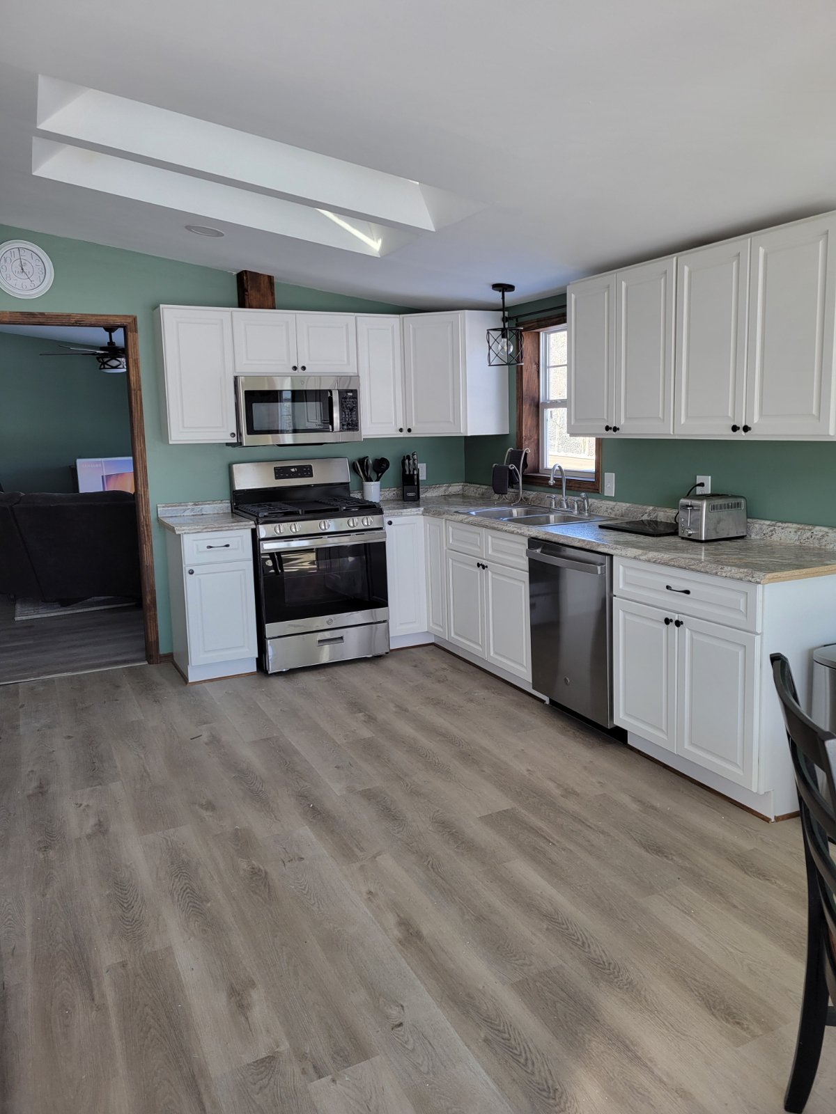Quiet 3 Bedroom Home - Photo 3