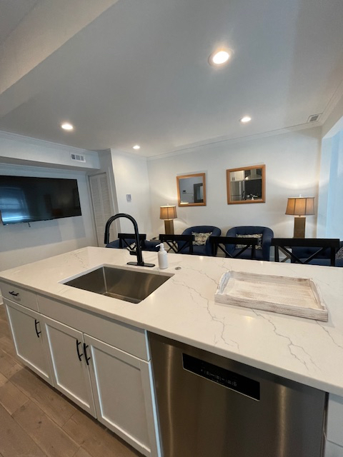 Cozy Spacious Modern 1 BR Condo - Photo 8
