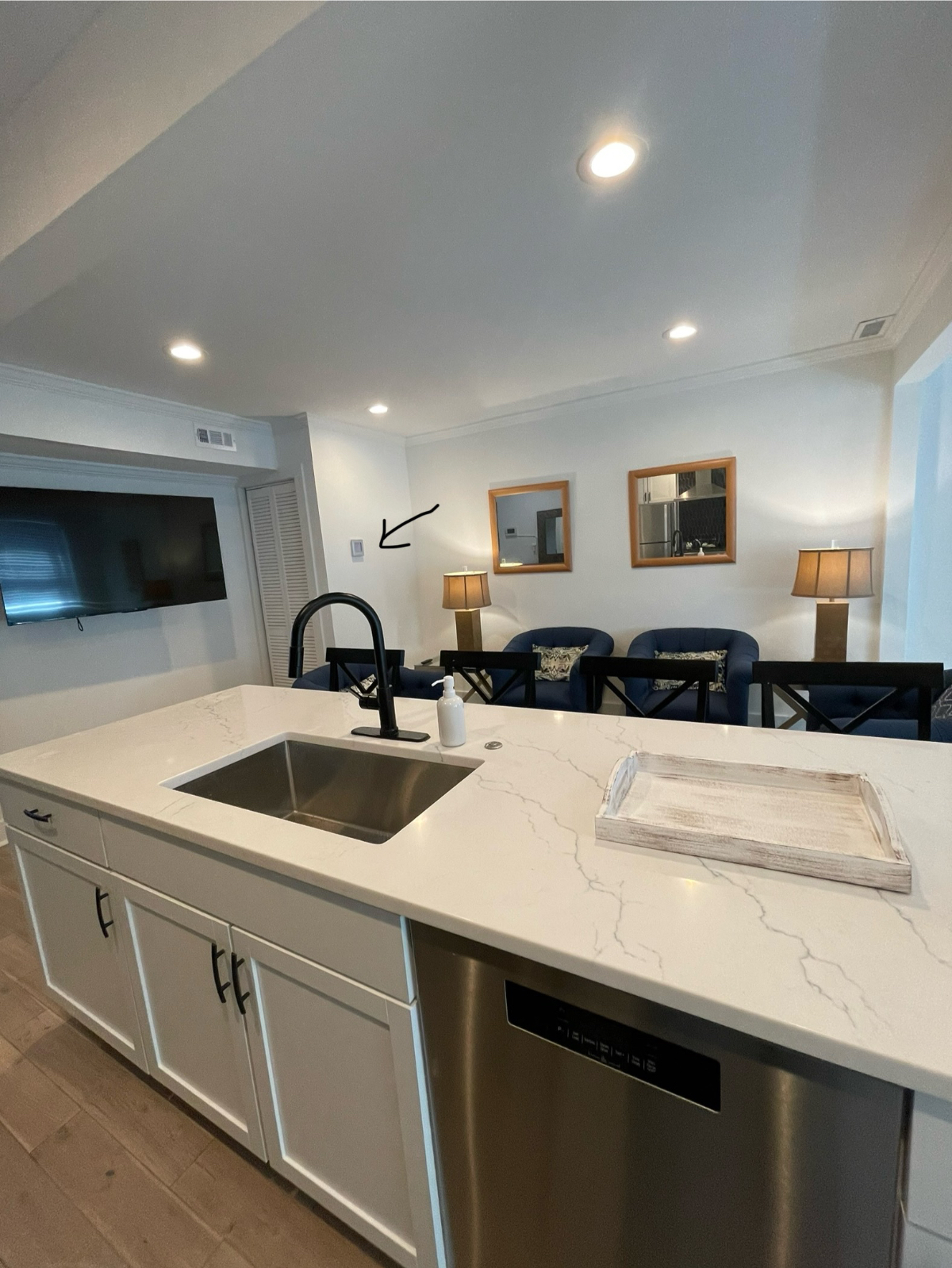 Cozy Spacious Modern 1 BR Condo - Photo 11