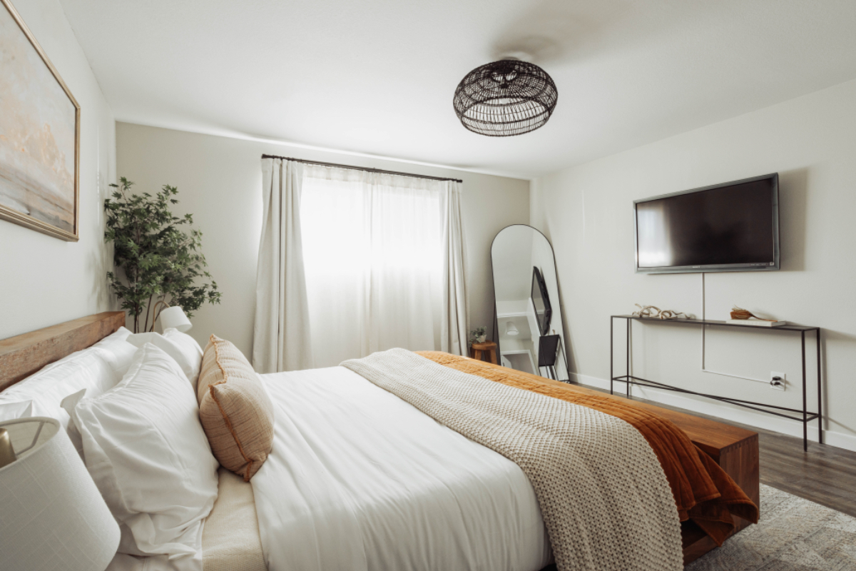 Cozy Stay Near RDM Airport - Photo 4