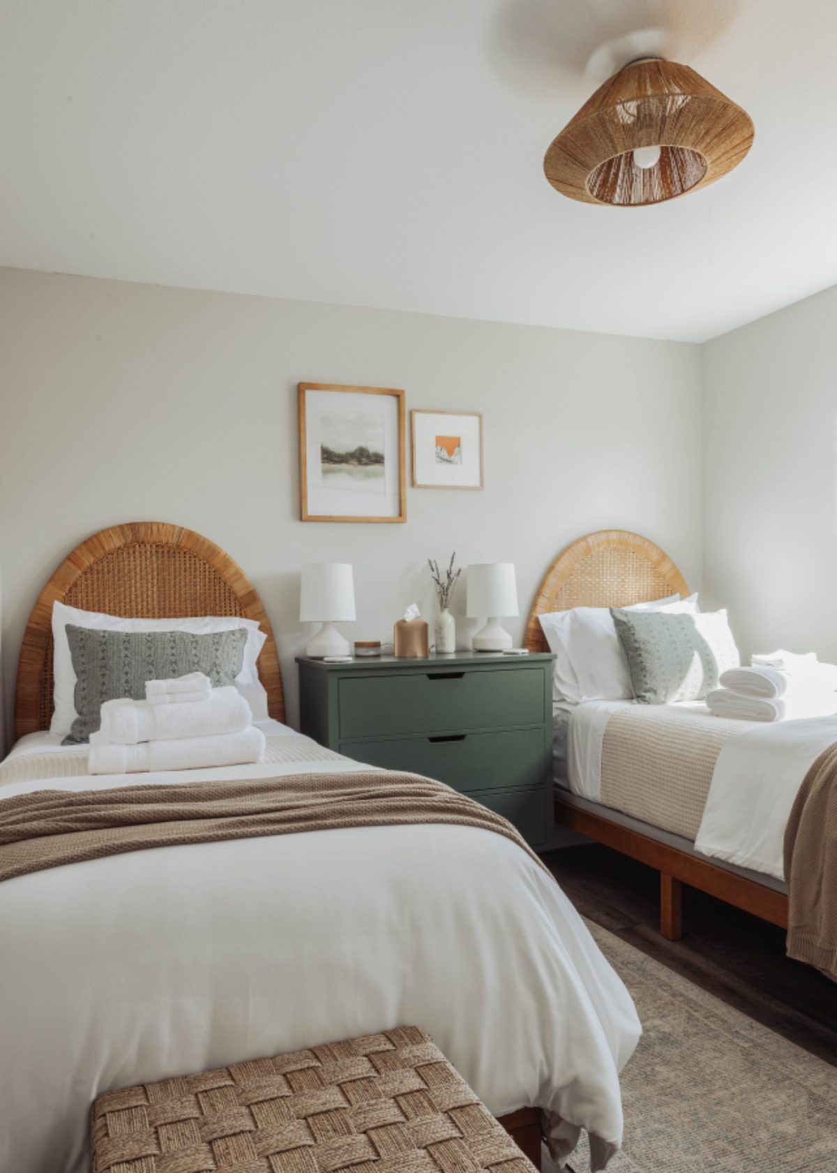 Cozy Stay Near RDM Airport - Photo 2