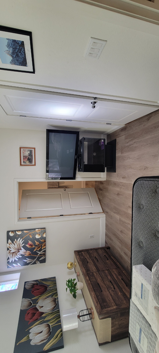 A beautiful space. Private Master Suite with full bath and walk in closet - Photo 3