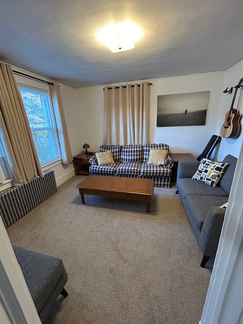 2 Bedroom apartment with bonus space and shared yard in great location. 1 mile to the beach and down - Photo 2