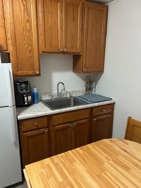 2 Bedroom apartment with bonus space and shared yard in great location. 1 mile to the beach and down - Photo 8