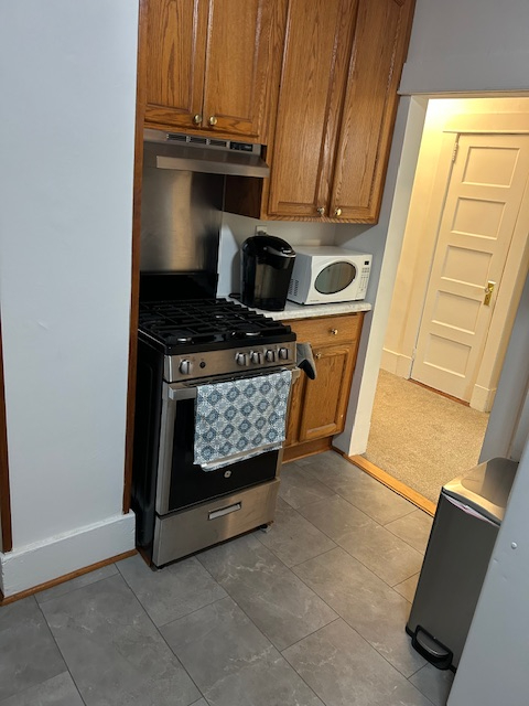 2 Bedroom apartment with bonus space and shared yard in great location. 1 mile to the beach and down - Photo 7