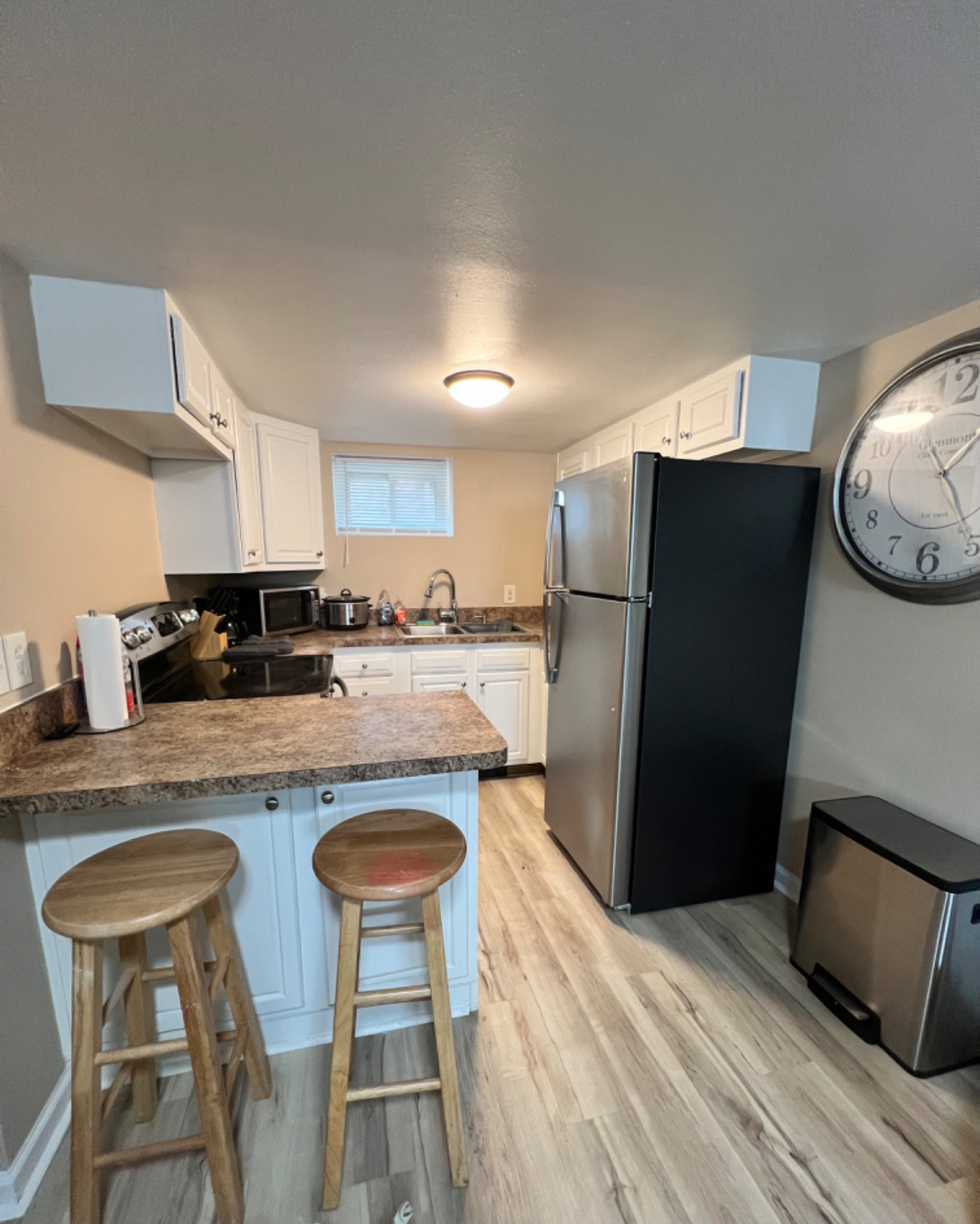 NICE AND COZY FULLY FURNISHED ONE BEDROOM APARTMENT - Photo 4