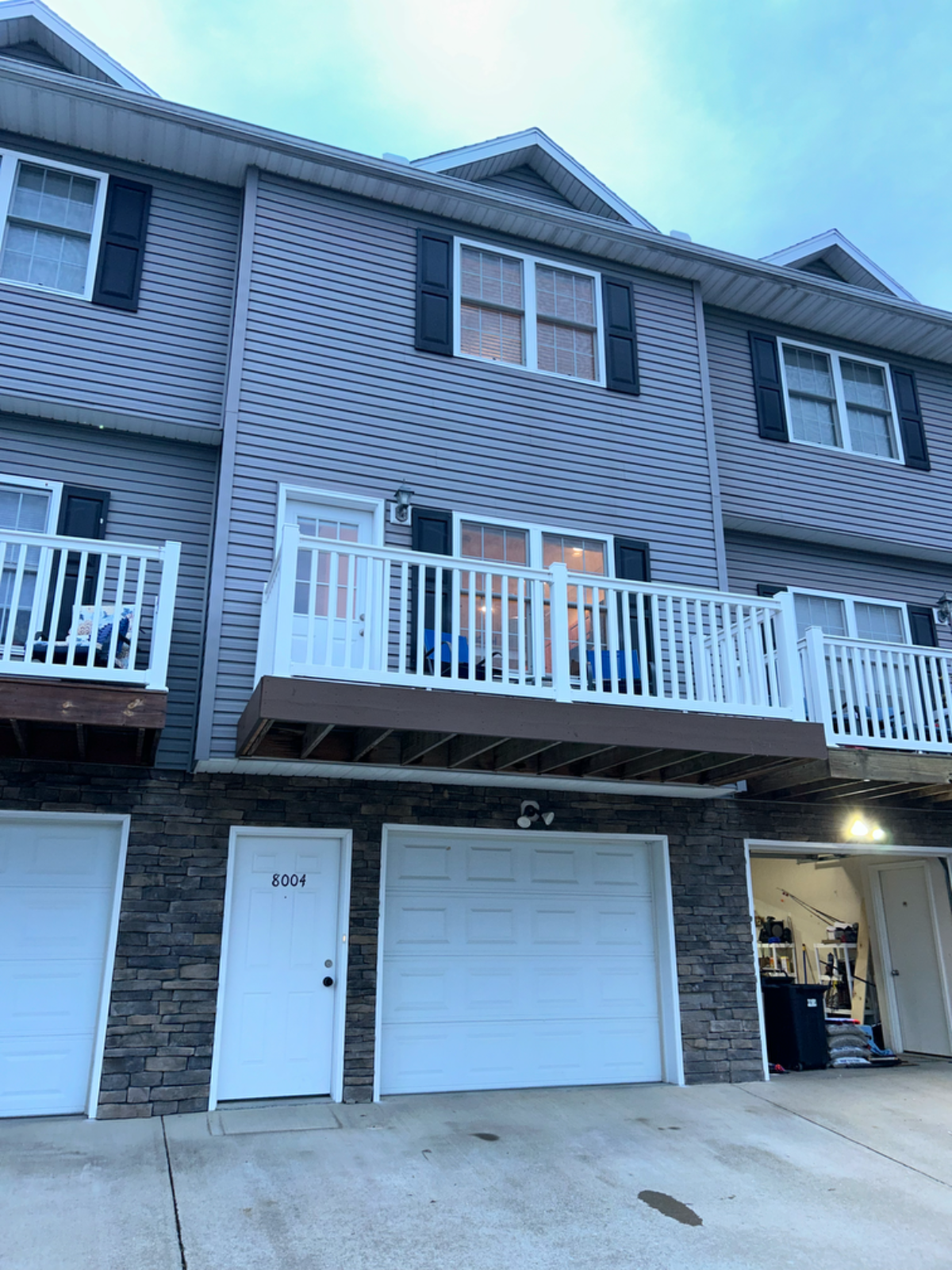 Spacious and Modern 2BR/2,5BA Townhouse - Photo 1