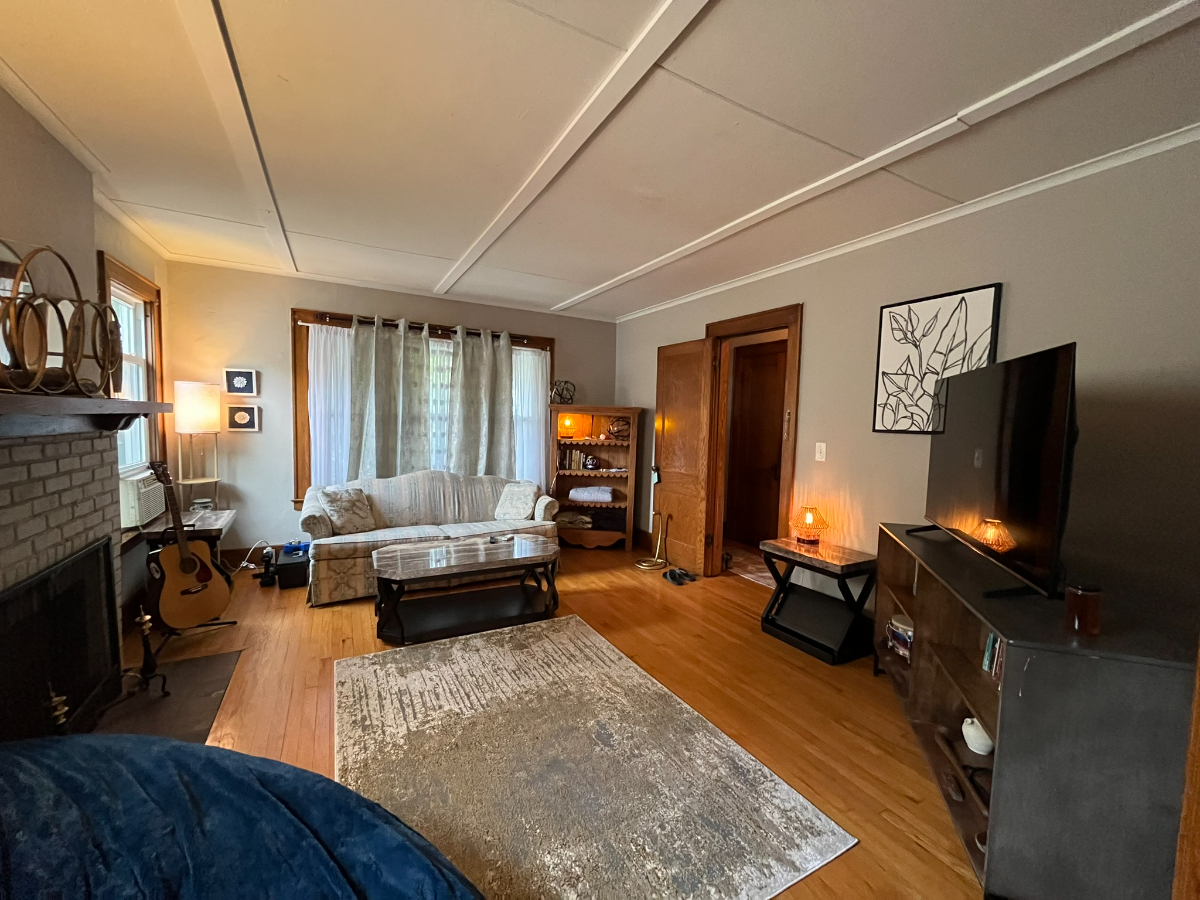 3 Bedroom Upstairs Apartment - Photo 2