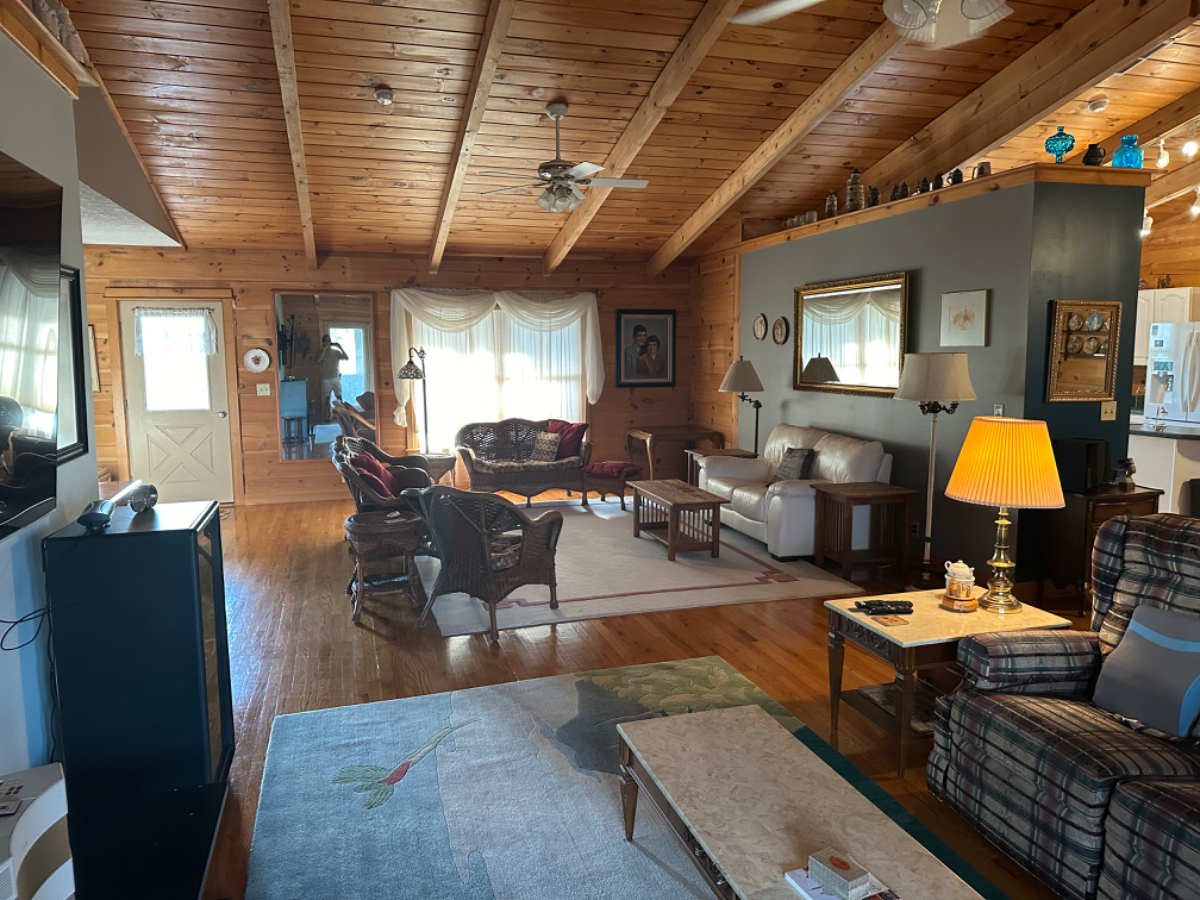 Quiet Country Home Close to Town - Photo 5
