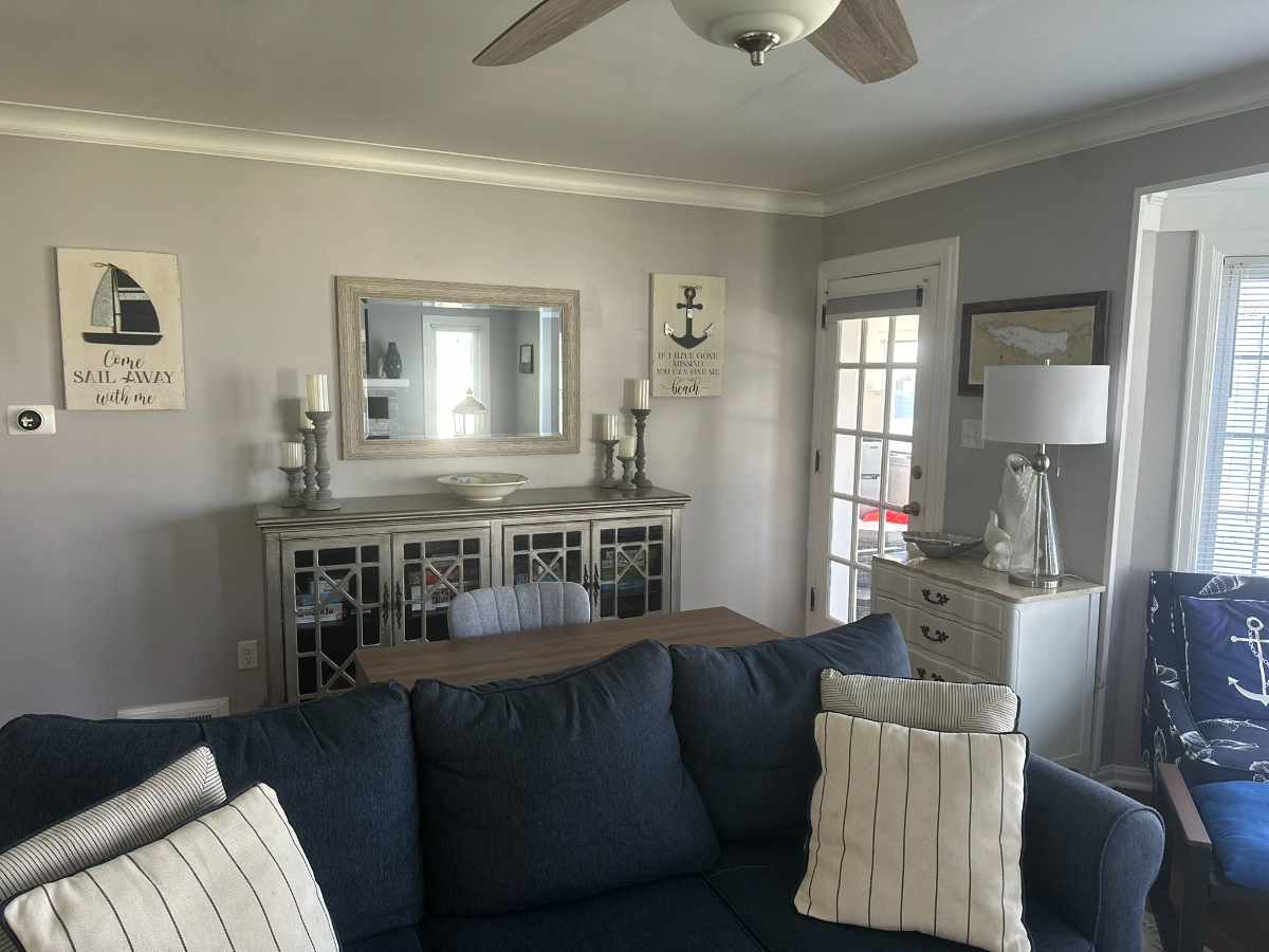 Direct lakefront Home Near Syracuse private boathouse, four bedrooms, screened porch, pet-friendly a - Photo 3