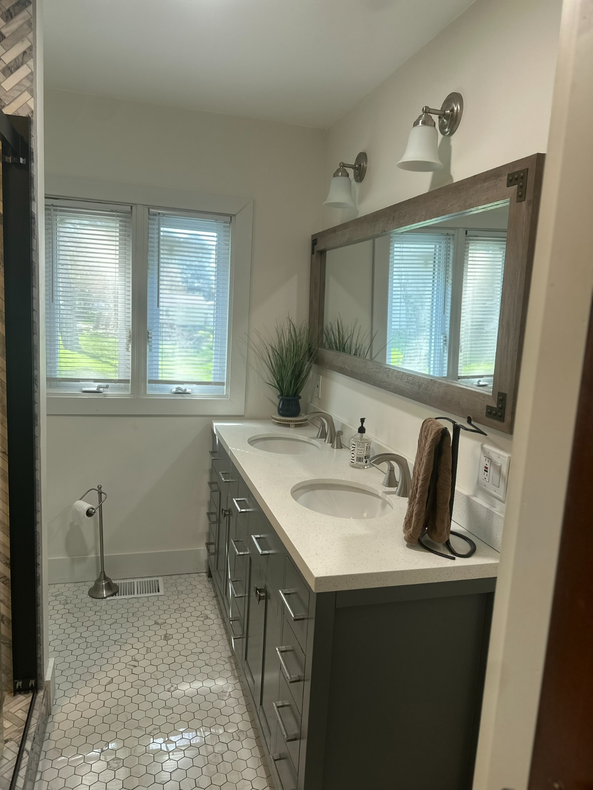 Direct lakefront Home Near Syracuse private boathouse, four bedrooms, screened porch, pet-friendly a - Photo 10