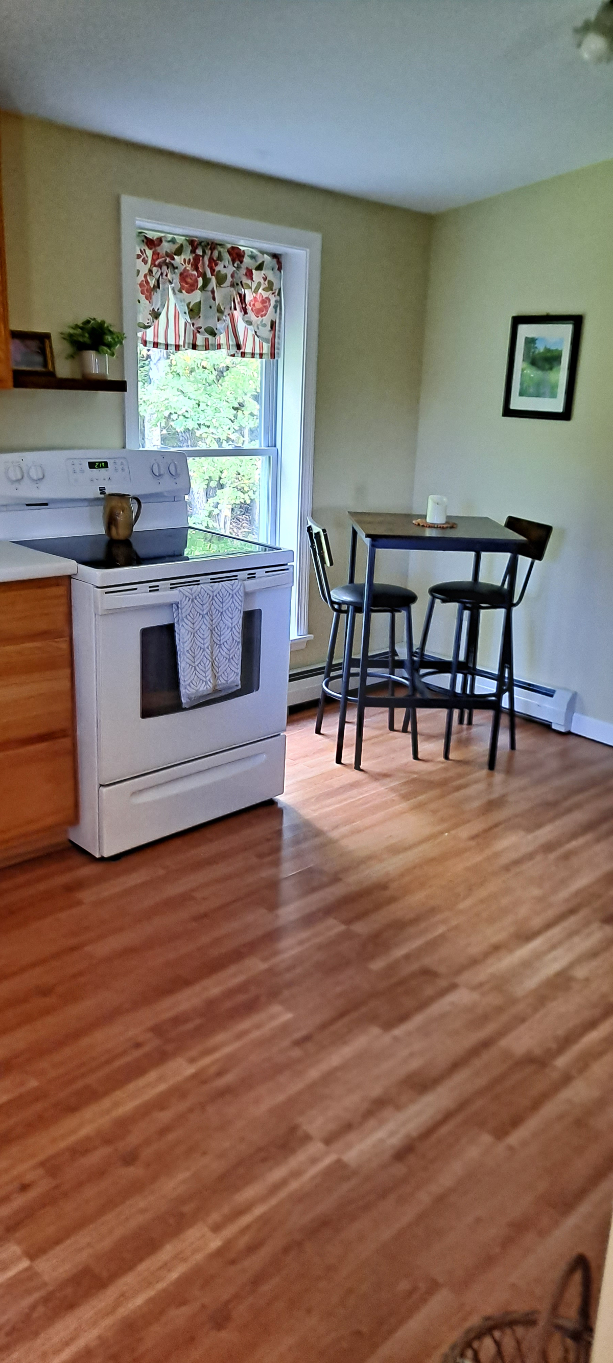 Cozy Apartment Close to Hospitals - Photo 4