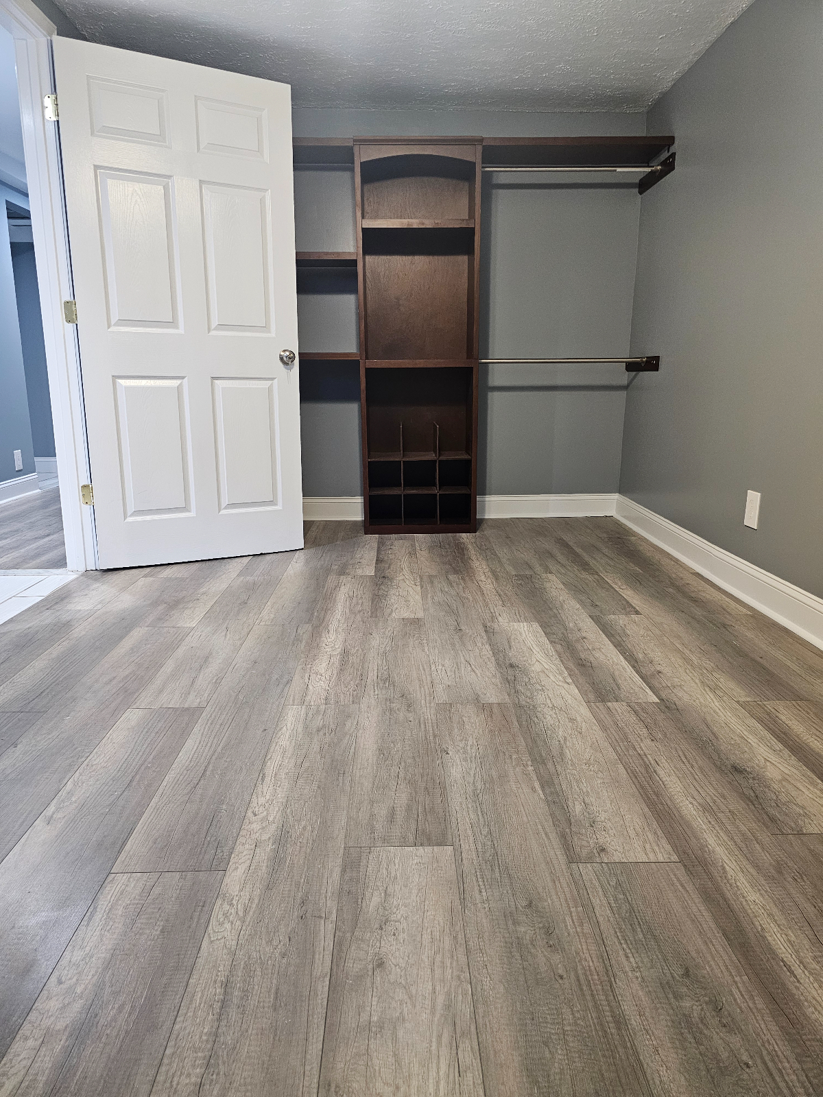 Beautiful Walkout Basement Apartment 3bd and bath with eat in kitchen totally remoldeled - Photo 3