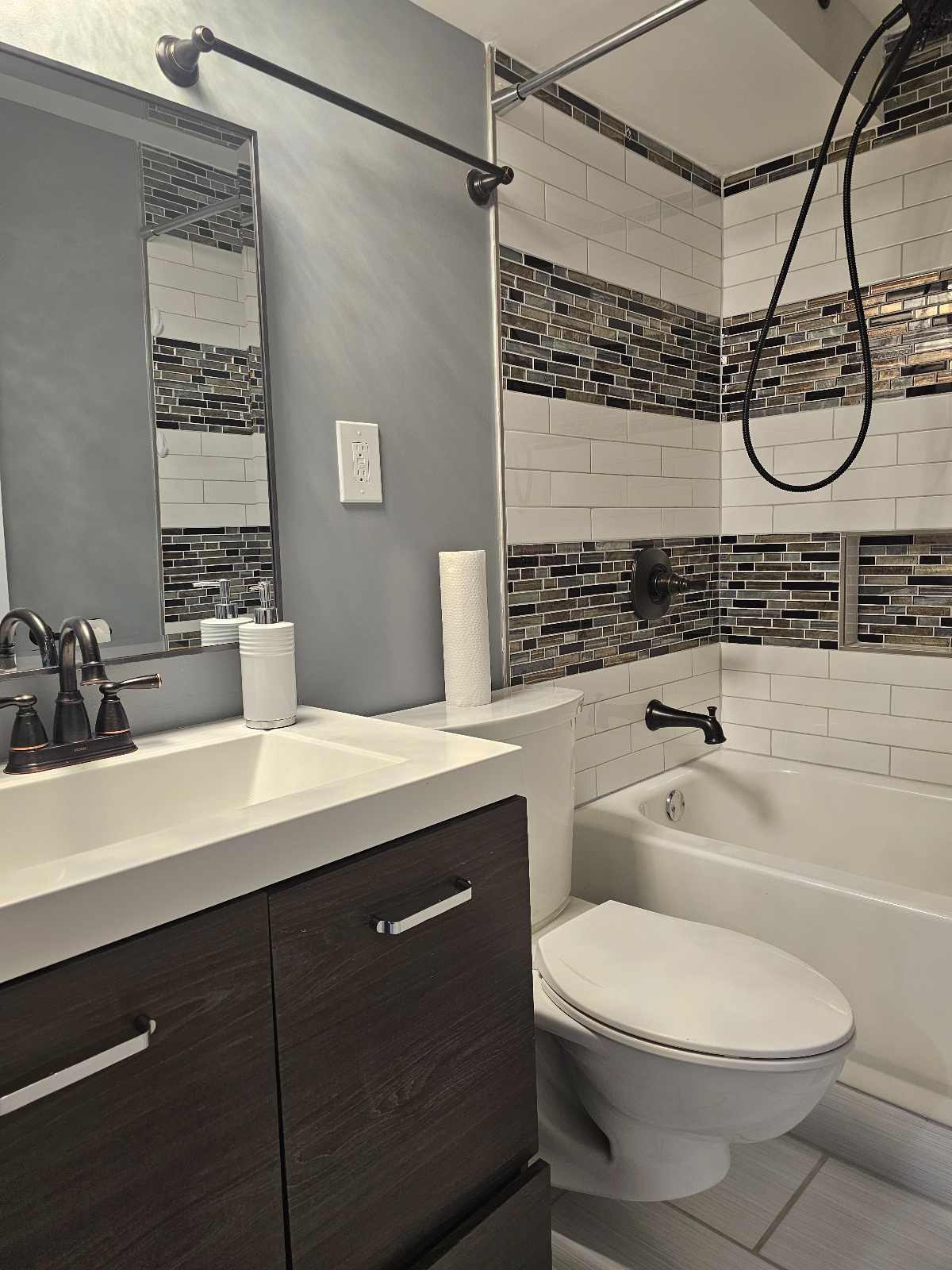 Beautiful Walkout Basement Apartment 3bd and bath with eat in kitchen totally remoldeled - Photo 4