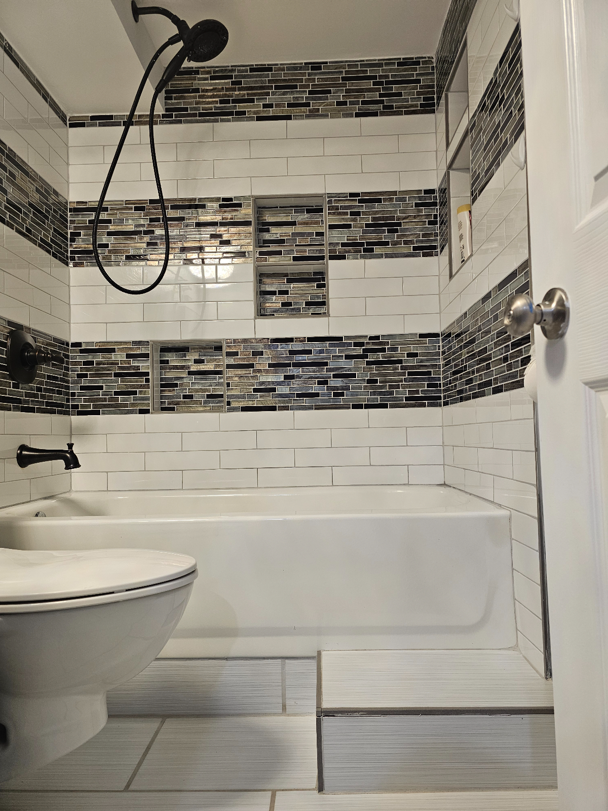 Beautiful Walkout Basement Apartment 3bd and bath with eat in kitchen totally remoldeled - Photo 5